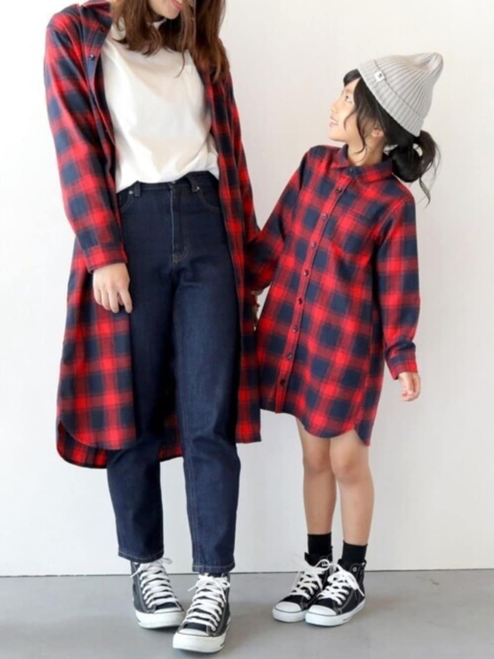 「ニット帽、シャツワンピース、親子コーデ、秋コーデ、おやこーで。、T>>2、T2、T2の親子コーデ、プチプラ」｜「T>>2の長袖シャツワンピース（シャツワンピース、レッド系）」を使った、T>>2(ティーツー)さん（キッズ・122cm）の秋コーディネートの1枚目の写真