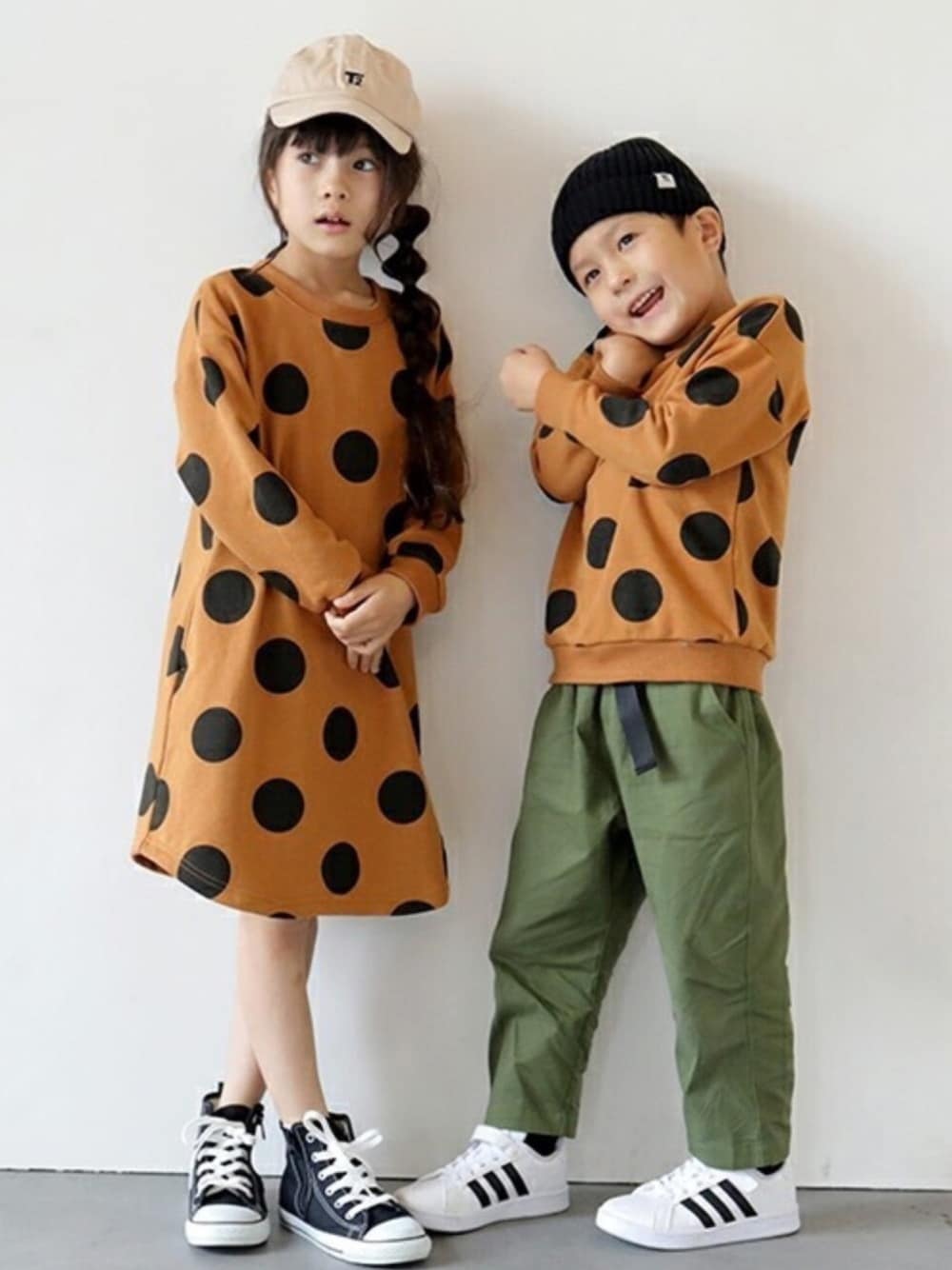 イエロー系のワンピース、イエロー系のスウェット、グリーン系のその他パンツを着用したキッズの秋コーディネートの1枚目の写真