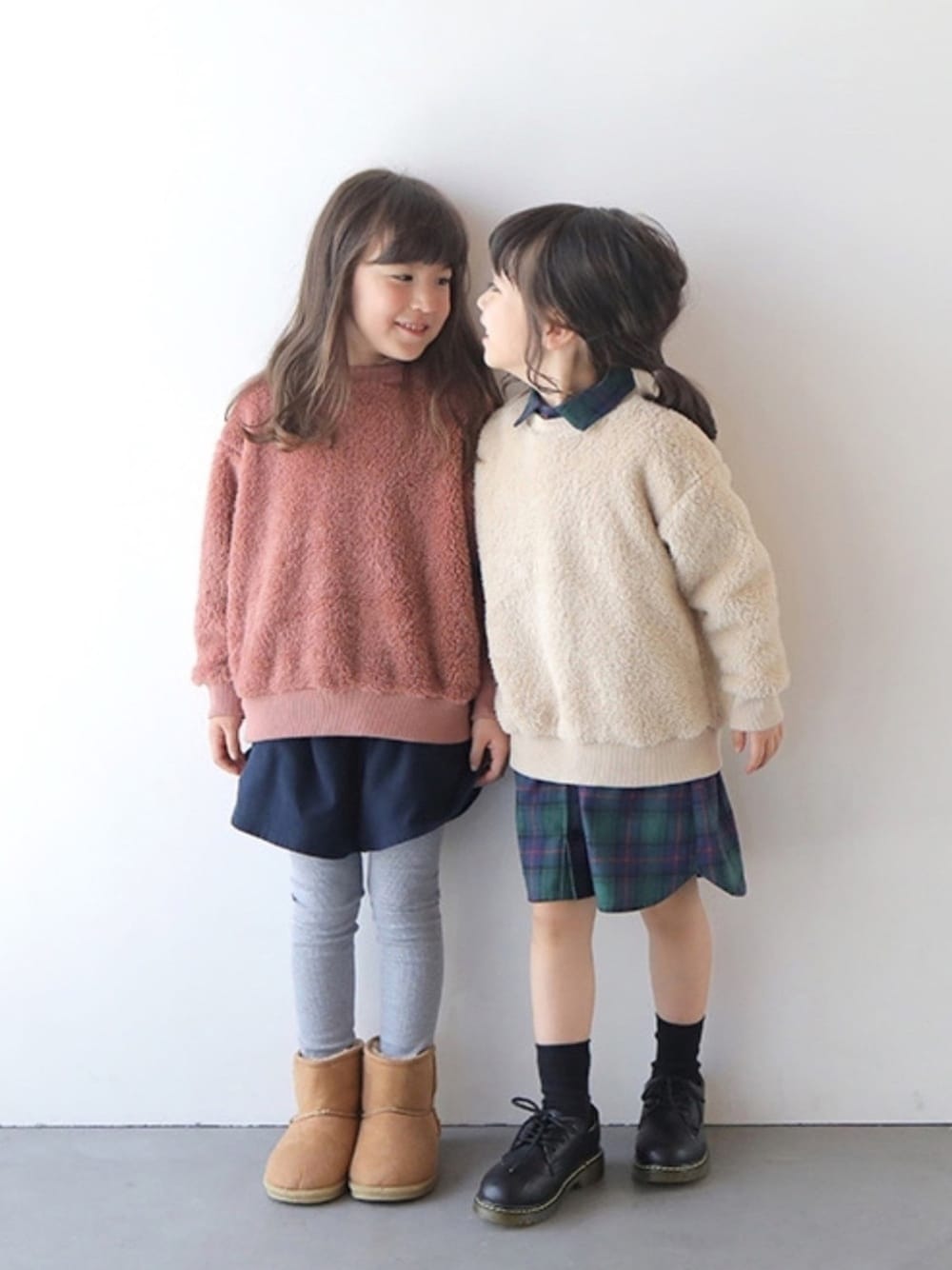 「ボア、冬コーデ、もこもこ、プチプラ、キッズコーデ、リンクコーデ、T>>2、T2」｜「T>>2のボアトレーナー（スウェット、ベージュ系）」を使った、T>>2(ティーツー)さん（キッズ・110cm）の秋コーディネートの1枚目の写真