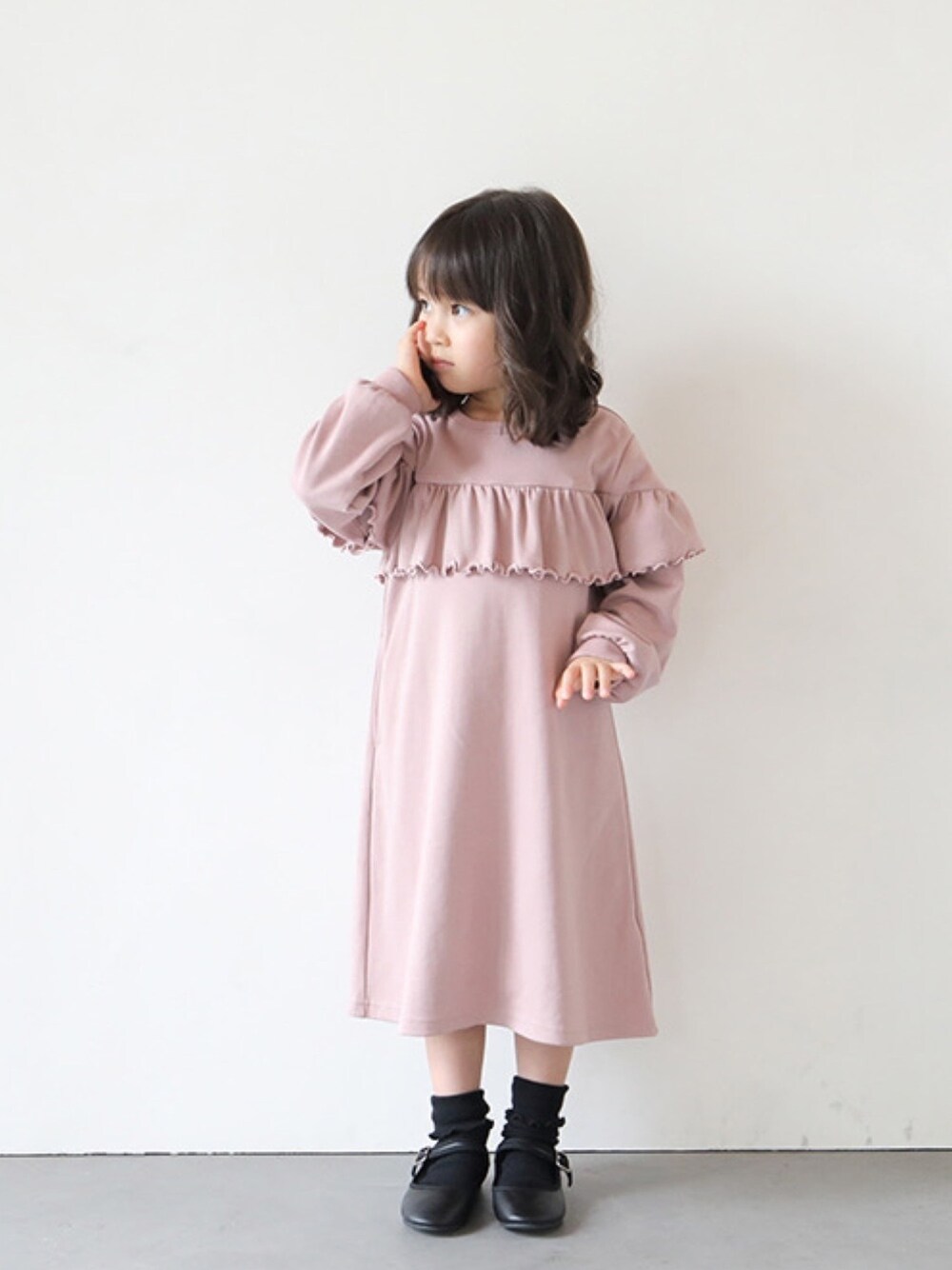 ピンク系のワンピース、ホワイト系のその他を着用したキッズの秋コーディネートの1枚目の写真