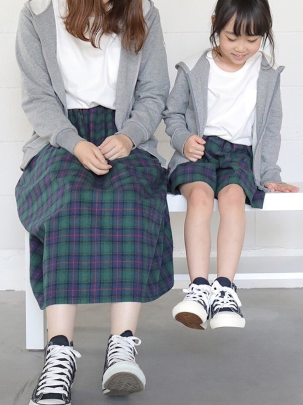 ホワイト系のTシャツ/カットソー、グレー系のパーカー、グリーン系のその他パンツを着用したキッズの秋コーディネートの1枚目の写真