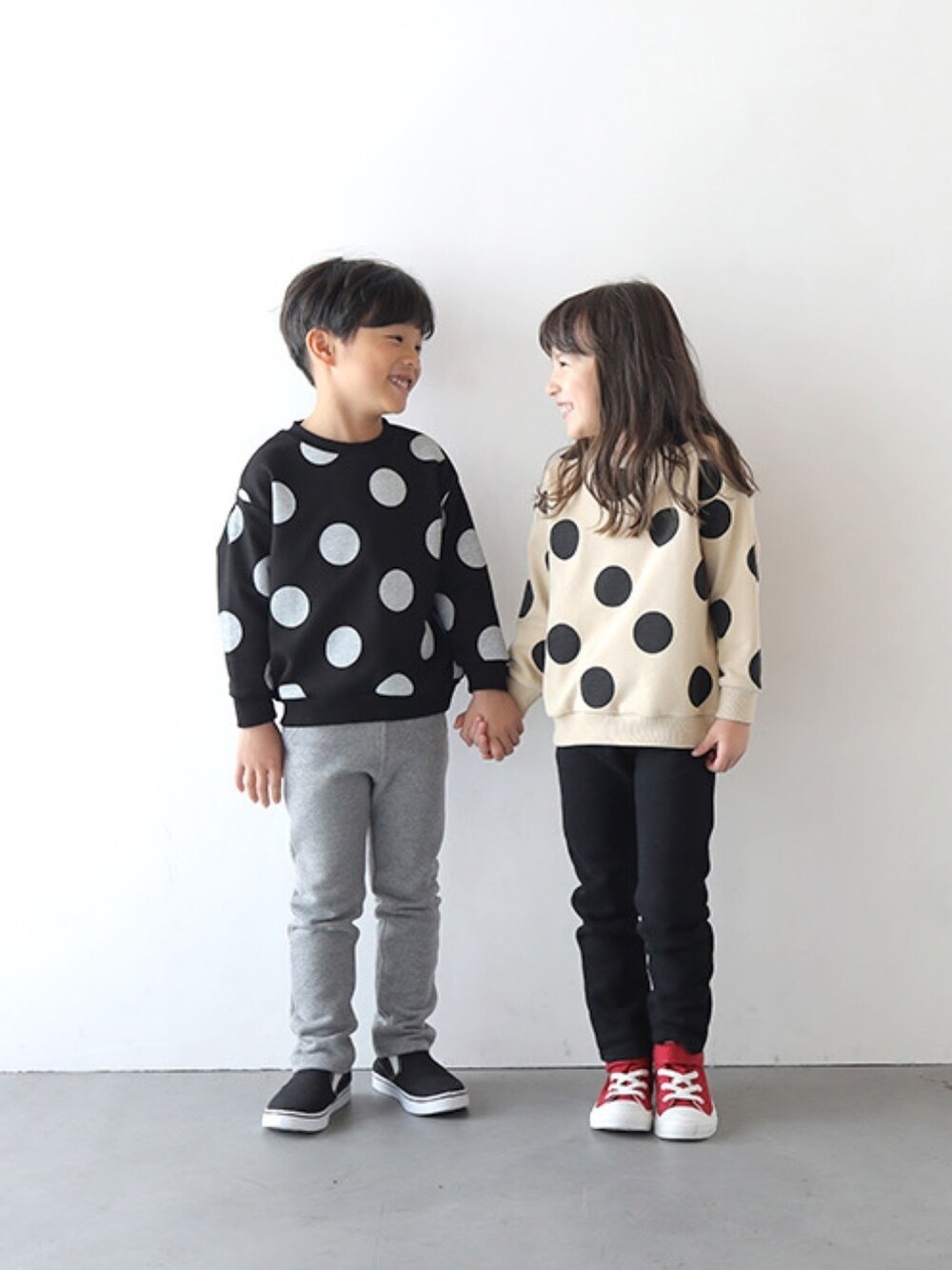 ブラック系のスウェット、ブラック系のその他パンツ、ホワイト系のその他を着用したキッズの秋コーディネートの1枚目の写真