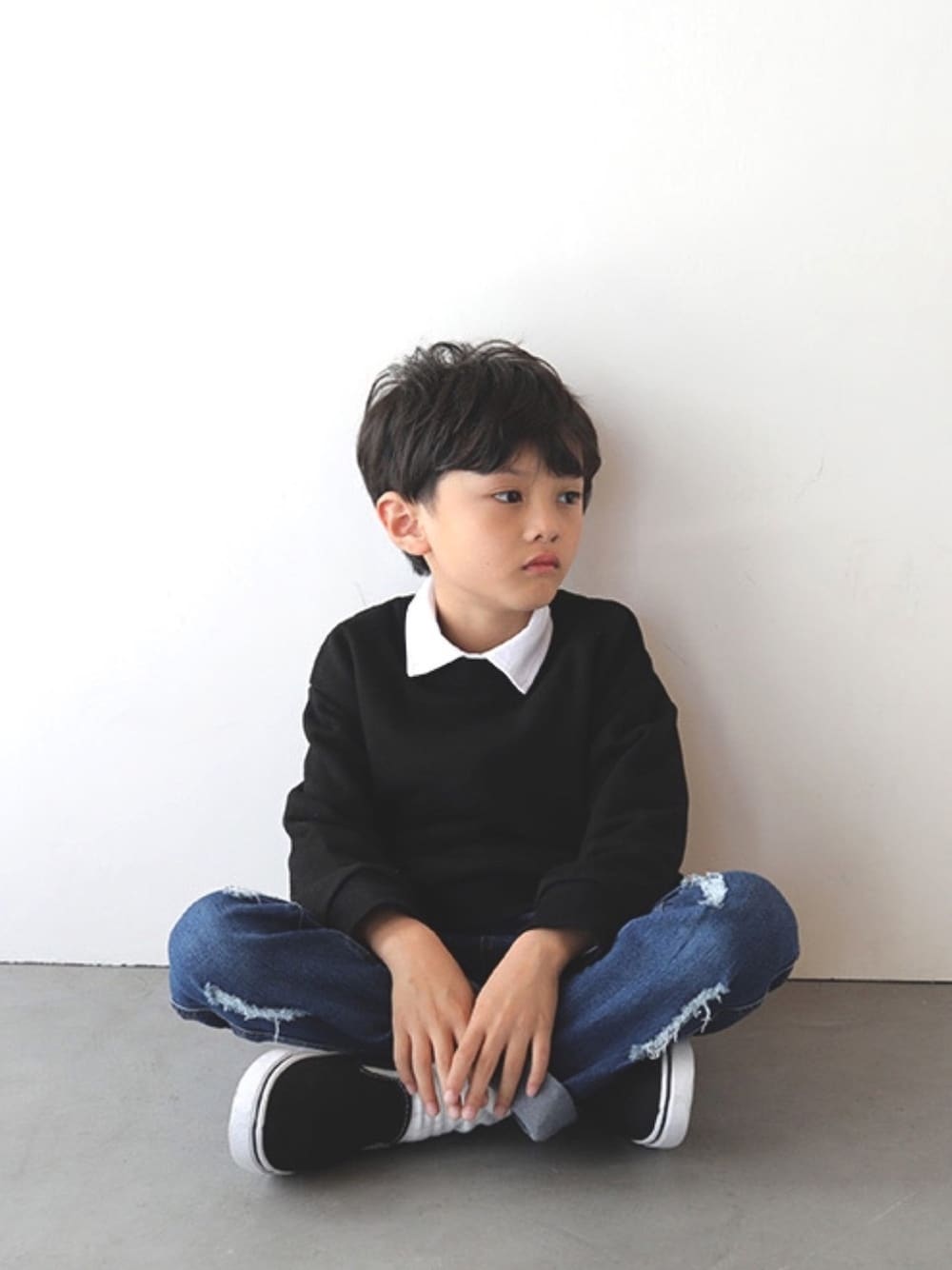 「トレーナー、重ね着コーデ、デニムパンツ、カジュアルコーデ、トレーナー×シャツ、プチプラ、キッズコーデ、T>>2、T2」｜「T>>2の無地トレーナー（スウェット、ブラック系）」を使った、T>>2(ティーツー)さん（キッズ・120cm）の秋コーディネートの1枚目の写真