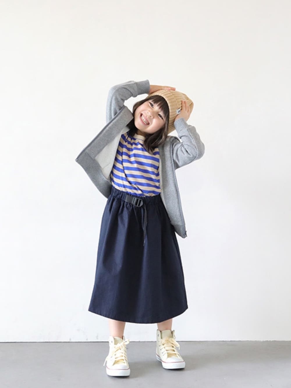 グレー系のパーカー、ブルー系のTシャツ/カットソー、ブルー系のスカートを着用したキッズの秋コーディネートの1枚目の写真