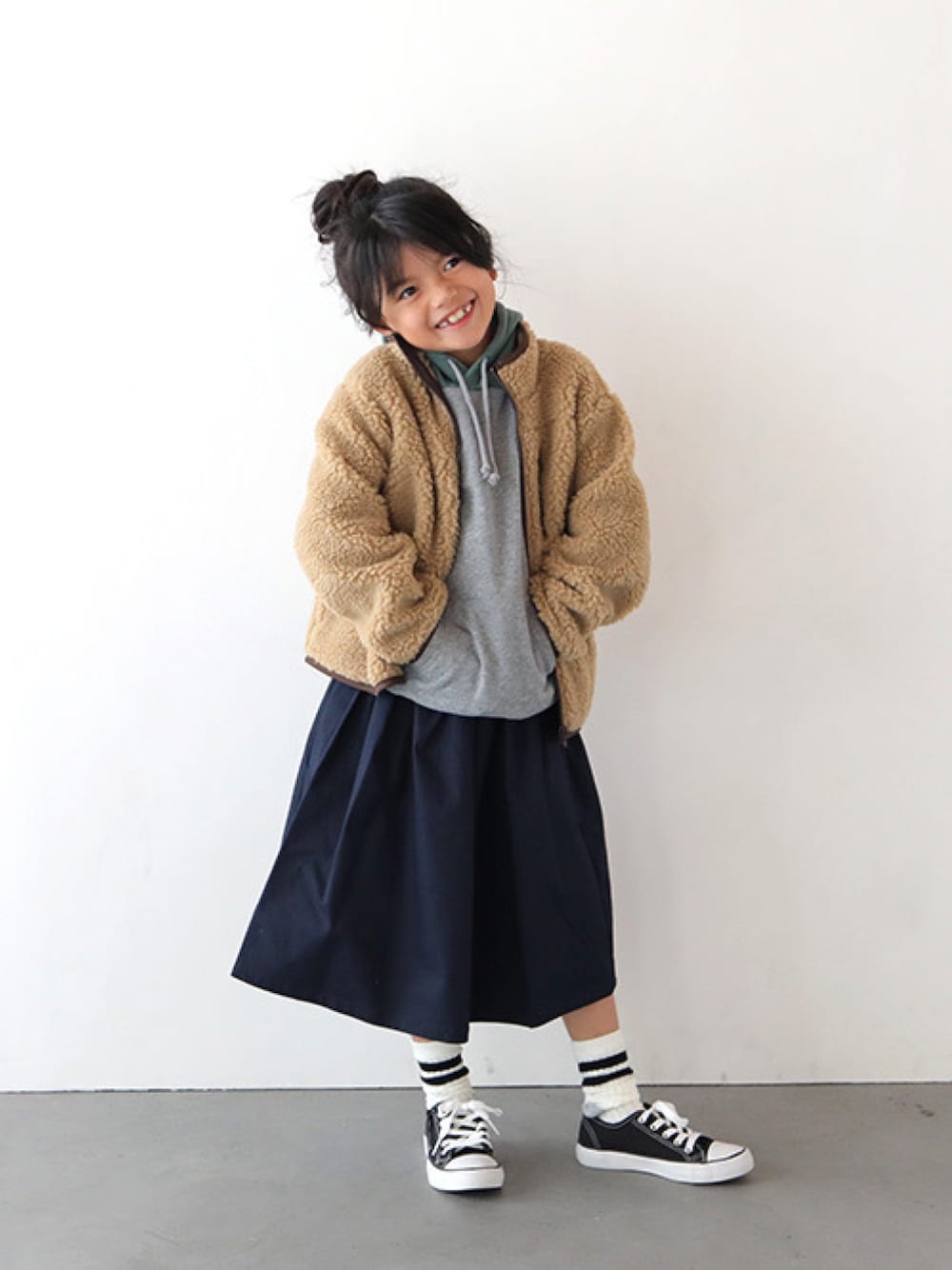 「ボアジャケット、ロングスカート、ゆるコーデ、冬コーデ、キッズコーデ、キッズファッション、プチプラ、カジュアル、T2、T>>2」｜「T>>2のボアジャケット（その他アウター、ブラウン系）」を使った、T>>2(ティーツー)さん（キッズ・120cm）の秋コーディネートの1枚目の写真