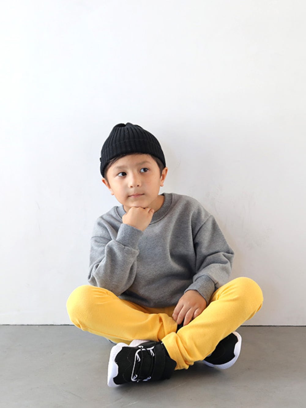 「カラーパンツ、イエローパンツ、オーバーサイズ、シンプルコーデ、キッズコーデ、キッズファッション、プチプラ、T2、T>>2」｜「T>>2のニットキャップ（ニットキャップ/ビーニー、ブルー系）」を使った、T>>2(ティーツー)さん（キッズ・110cm）の秋コーディネートの1枚目の写真