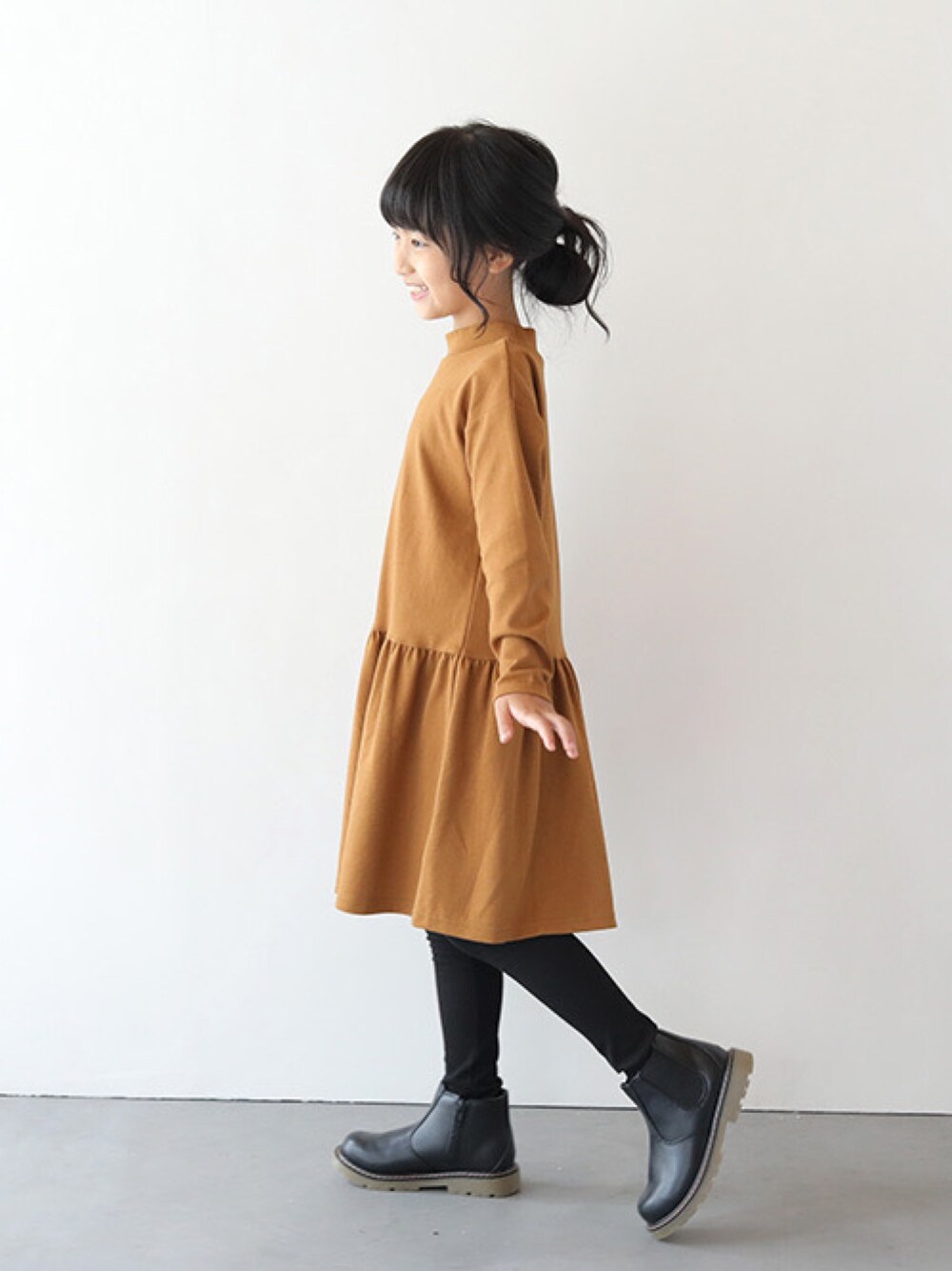 「ワンピース、シンプルコーデ、大人コーデ、キッズコーデ、キッズファッション、プチプラ、T2、T>>2」｜「T>>2のスムース長袖ワンピース（ワンピース、ブラウン系）」を使った、T>>2(ティーツー)さん（キッズ・120cm）の秋コーディネートの1枚目の写真