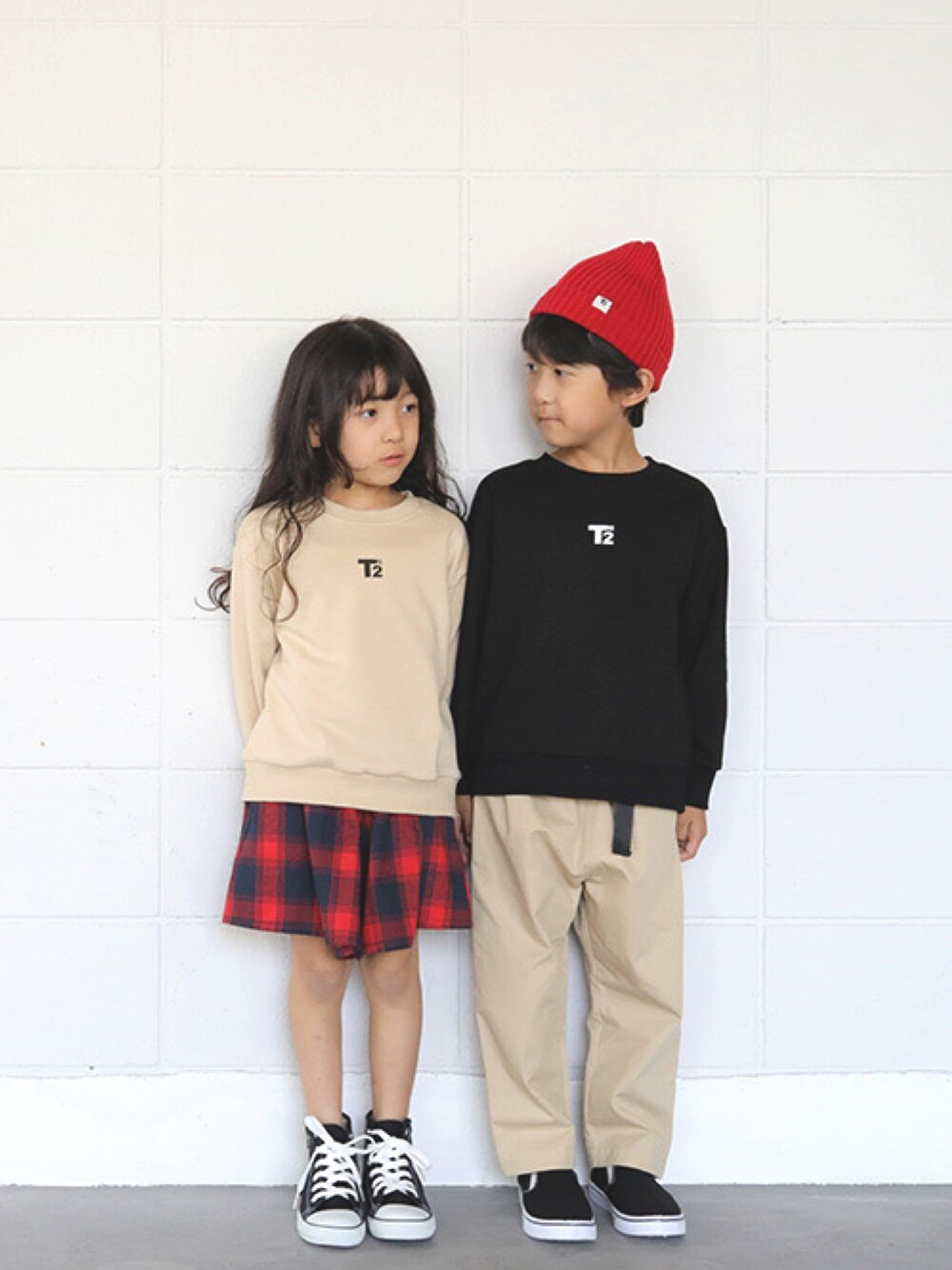 「トレーナー、おそろいコーデ、カップルコーデ、リンクコーデ、キッズコーデ、キッズファッション、プチプラ、T2、T>>2」｜「T>>2のプリントトレーナー（スウェット、ベージュ系）」を使った、T>>2(ティーツー)さん（キッズ・120cm）の秋コーディネートの1枚目の写真