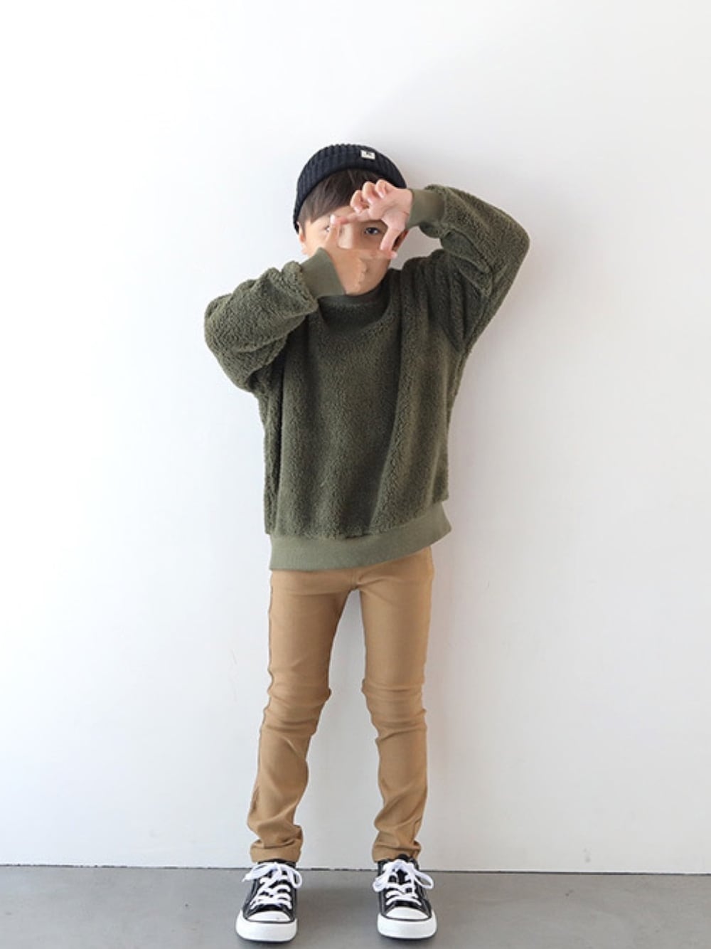 「ボアトップス、ボアトレーナー、もこもこ、プチプラ、キッズファッション、キッズコーデ、T2、T>>2」｜「T>>2のニットキャップ（ニットキャップ/ビーニー、ブラック系）」を使った、T>>2(ティーツー)さん（キッズ・120cm）の冬コーディネートの1枚目の写真