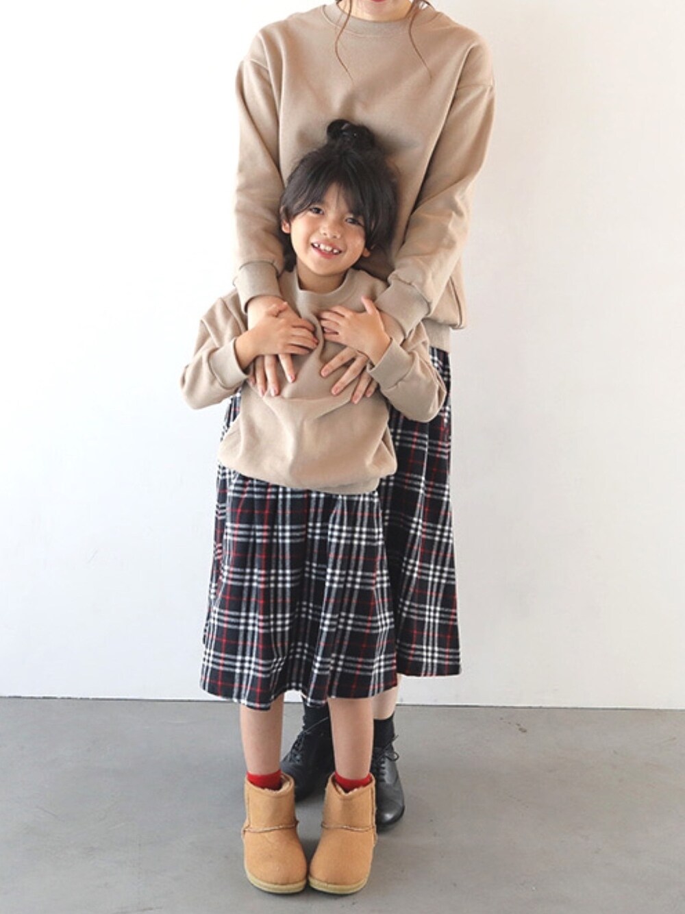 ブラウン系のスウェット、ホワイト系のその他を着用したキッズの冬コーディネートの1枚目の写真