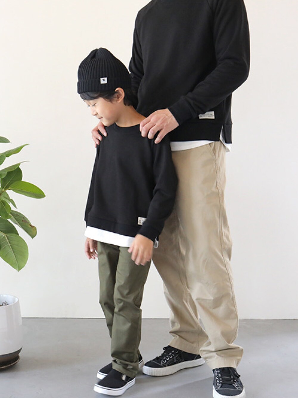 「親子コーデ、親子でおそろい、おやこーで。、重ね着風、キッズファッション、キッズコーデ、プチプラ、T2、T>>2、T2の親子コーデ」｜「T>>2の重ね着風トレーナー（スウェット、ブラック系）」を使った、T>>2(ティーツー)さん（キッズ・120cm）の冬コーディネートの1枚目の写真