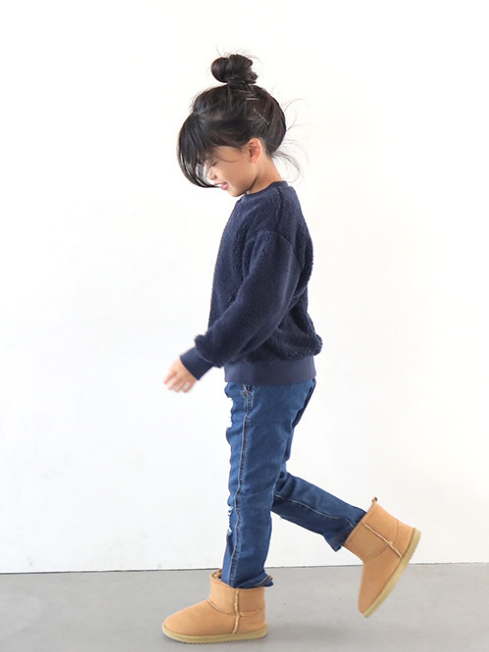 「ボアトレーナー、ボアトップス、もこもこ、プチプラ、キッズコーデ、キッズファッション、T2、T>>2」｜「T>>2のボアトレーナー（スウェット、ブルー系）」を使った、T>>2(ティーツー)さん（キッズ・110cm）の冬コーディネートの1枚目の写真