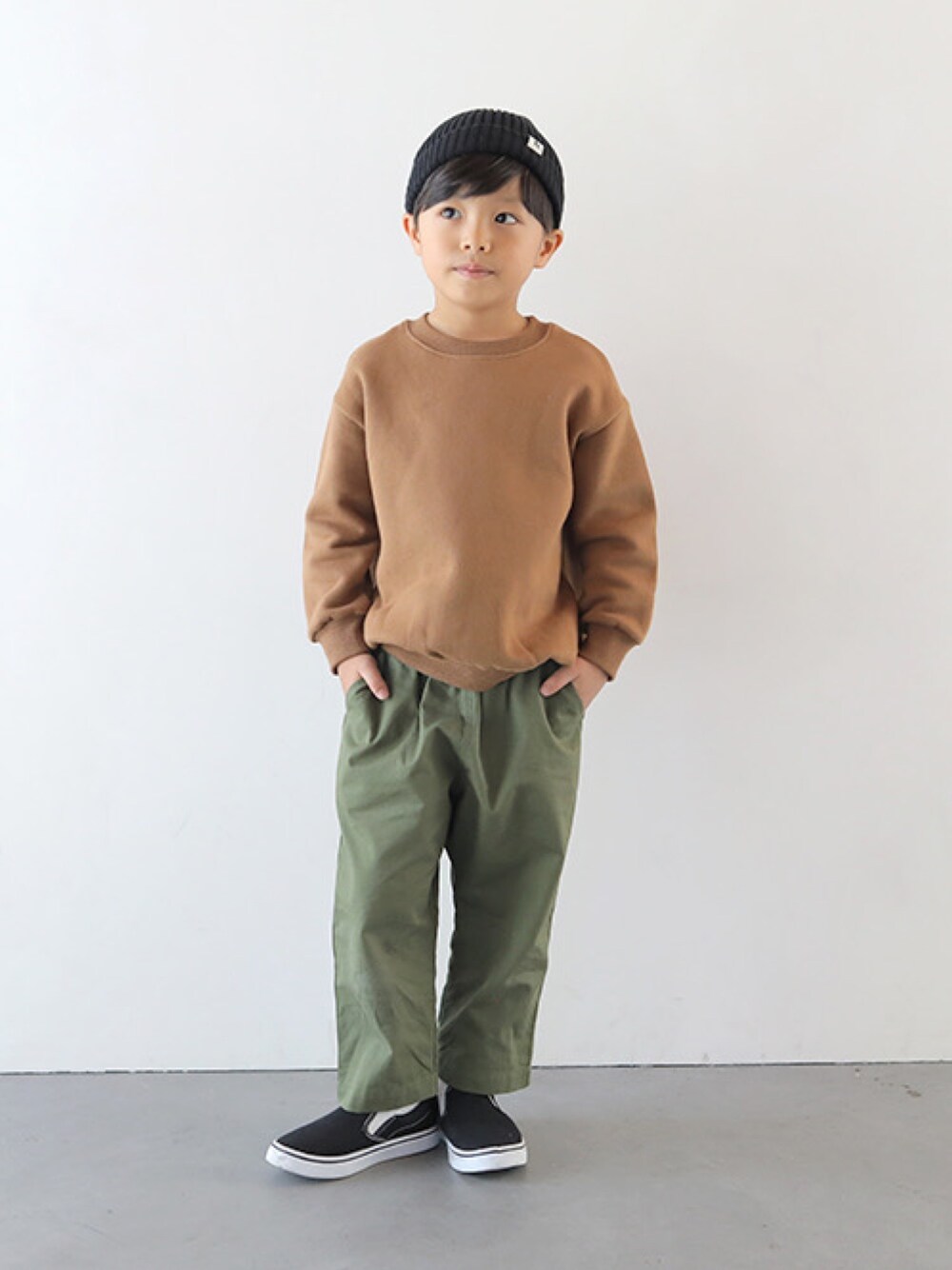 「裏起毛、トレーナー、ニット帽、シンプル、シンプルコーデ、プチプラ、キッズコーデ、キッズファッション、T2、T>>2」｜「T>>2のニットキャップ（ニットキャップ/ビーニー、ブラック系）」を使った、T>>2(ティーツー)さん（キッズ・110cm）の冬コーディネートの1枚目の写真