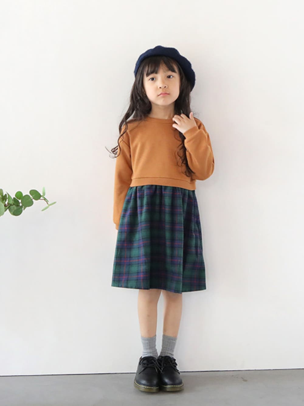 「ワンピース、プチプラ、ドッキングワンピ、デイリー、チェック、キッズファッション、キッズコーデ、T2、T>>2」｜「T>>2の長袖ドッキングワンピース（ワンピース、ブラウン系）」を使った、T>>2(ティーツー)さん（キッズ・110cm）の冬コーディネートの1枚目の写真