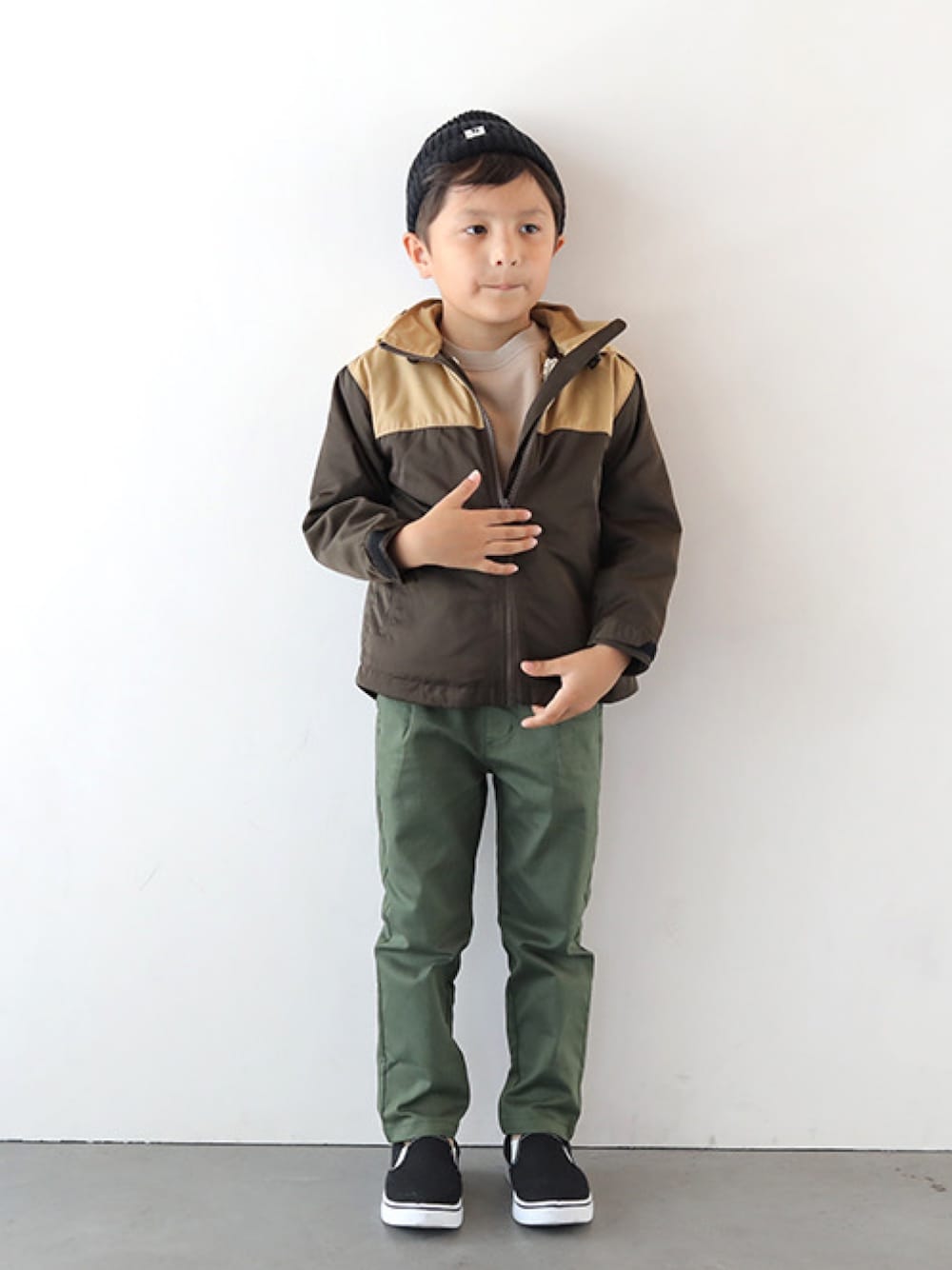 「3way、パーカー、万能アイテム、プチプラ、キッズファッション、キッズコーデ、T2、T>>2、カジュアルコーデ、年末WEAR感謝祭」｜「T>>2のニットキャップ（ニットキャップ/ビーニー、ブラック系）」を使った、T>>2(ティーツー)さん（キッズ・120cm）の冬コーディネートの1枚目の写真