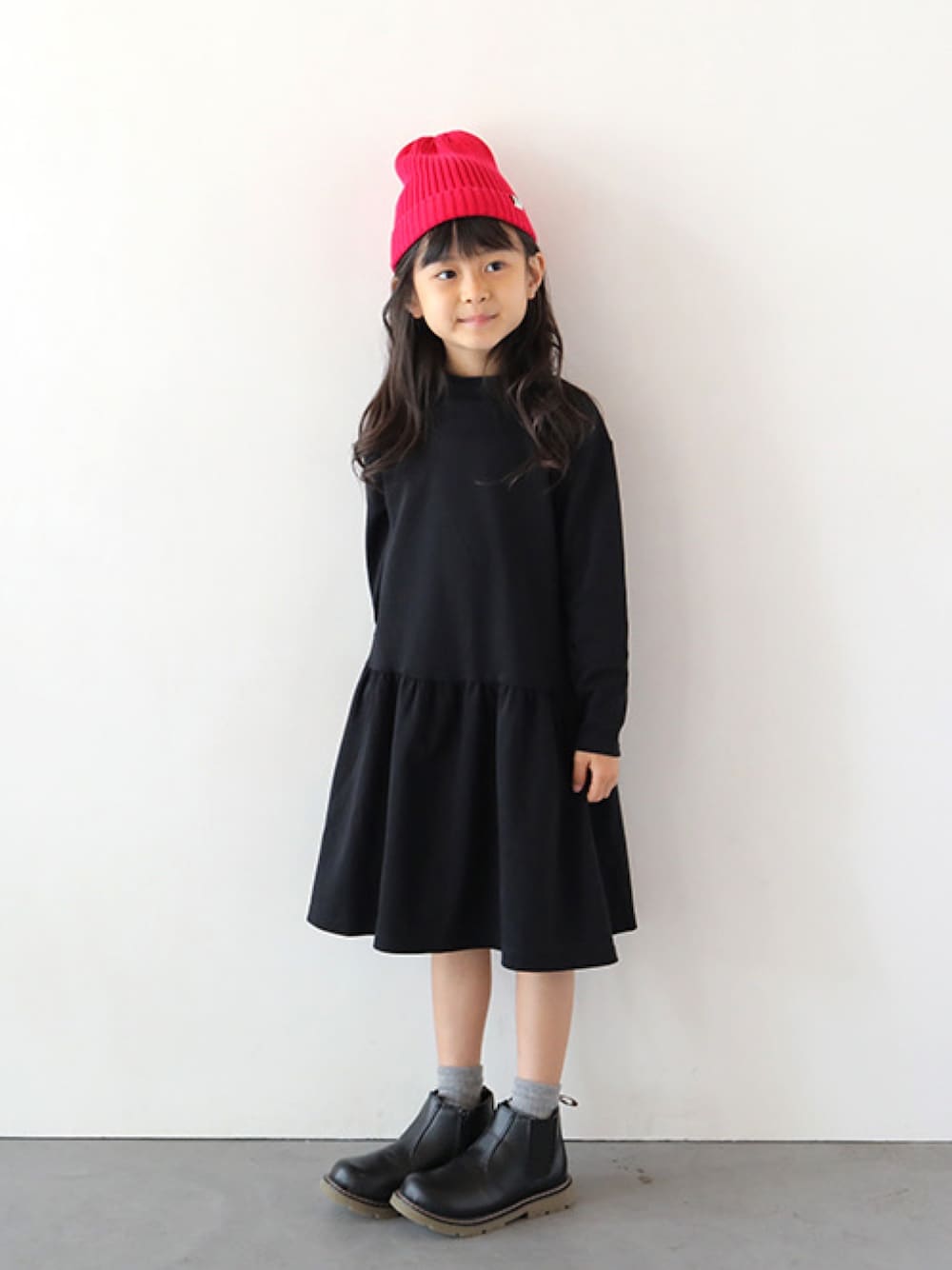 「ワンピース、シンプル、シンプルコーデ、キッズファッション、キッズコーデ、プチプラ、T2、T>>2」｜「T>>2のスムース長袖ワンピース（ワンピース、ブラック系）」を使った、T>>2(ティーツー)さん（キッズ・120cm）の冬コーディネートの1枚目の写真