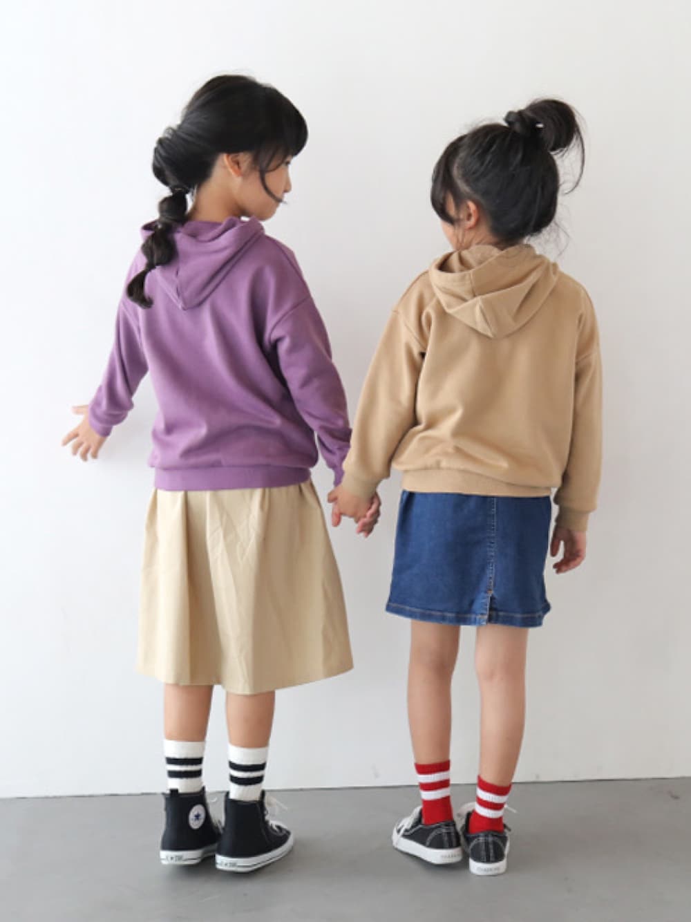 「無地パーカー、リンクコーデ、おそろいコーデ、姉妹コーデ、キッズファッション、キッズコーデ、プチプラ、T>>2、T2」｜「T>>2の裏毛無地カラーパーカートレーナー（パーカー、パープル系）」を使った、T>>2(ティーツー)さん（キッズ・110cm）の冬コーディネートの1枚目の写真