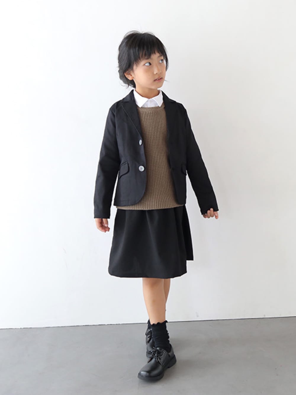 「フォーマル、ニットベスト、おしゃれさんと繋がりたい、キッズコーデ、キッズファッション、プチプラ、子供服、T2、T>>2」｜「T>>2のフォーマルジャケット（スーツジャケット、ブラック系）」を使った、T>>2(ティーツー)さん（キッズ・120cm）の冬コーディネートの1枚目の写真