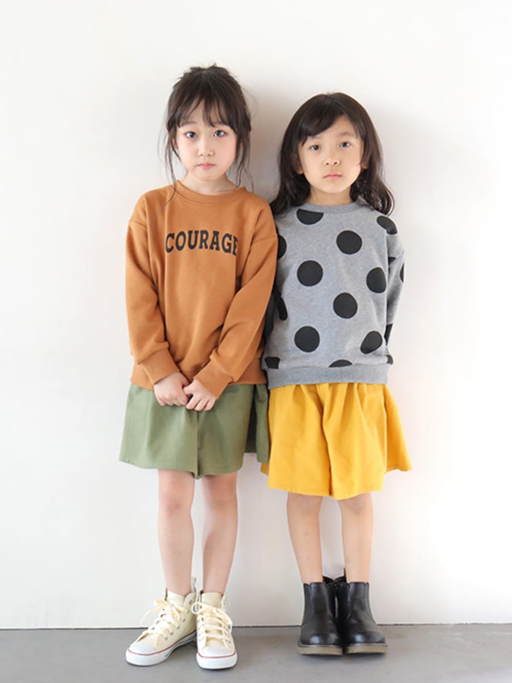 「キュロット、姉妹コーデ、ペアルック、友達とお揃い、プチプラ、キッズファッション、キッズコーデ、子供服、T2、T>>2」｜「T>>2のプリントトレーナー（スウェット、ブラウン系）」を使った、T>>2(ティーツー)さん（キッズ・120cm）の冬コーディネートの1枚目の写真