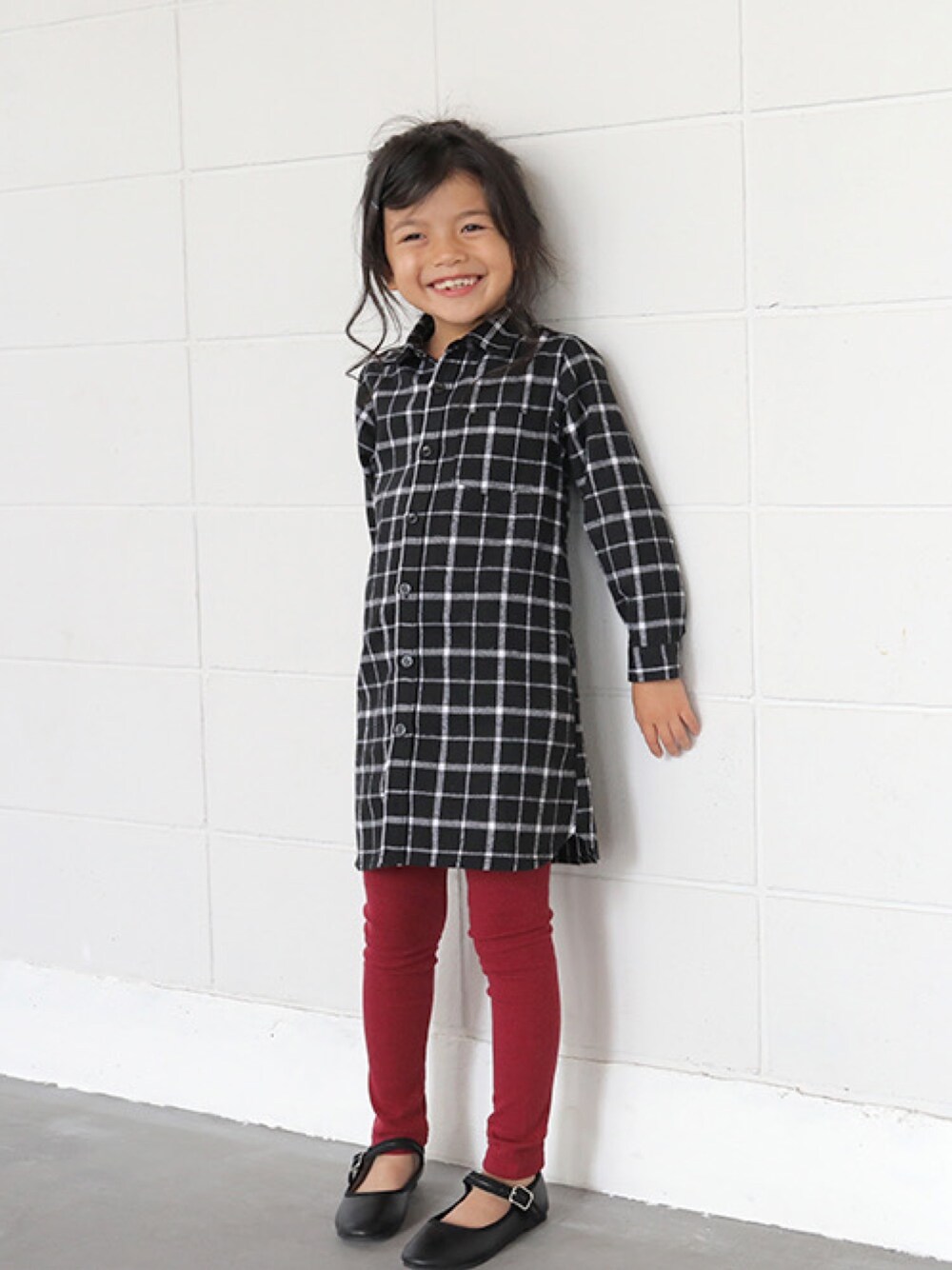 「シャツワンピース、リブレギンス、大人コーデ、キッズファッション、キッズコーデ、子供服、プチプラ、T2、T>>2」｜「T>>2の長袖シャツワンピース（シャツワンピース、ブラック系）」を使った、T>>2(ティーツー)さん（キッズ・110cm）の冬コーディネートの1枚目の写真