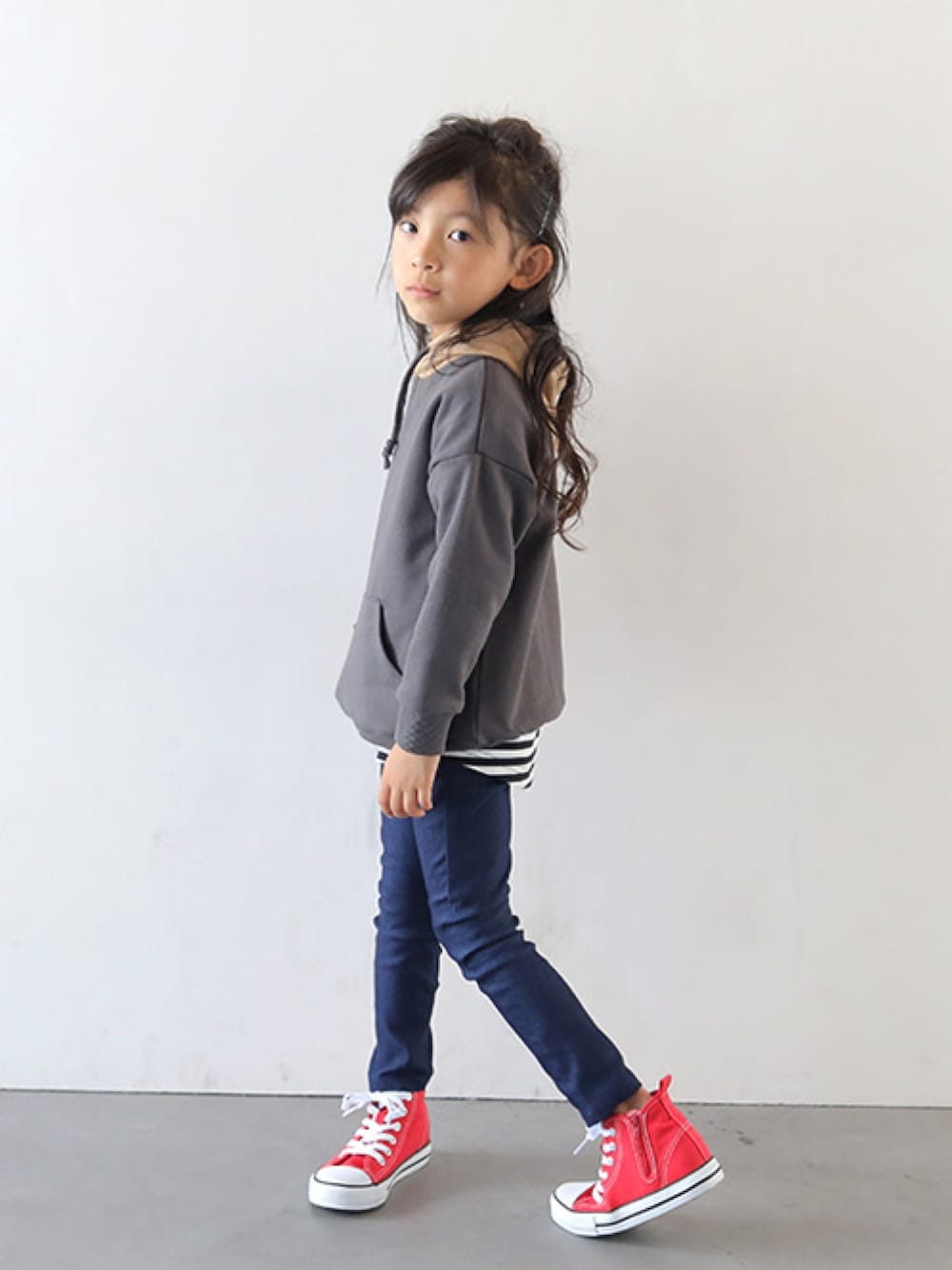 「パーカー、ボーイッシュコーデ、レイヤードスタイル、ボーダーレイヤード、プチプラ、子供服、キッズファッション、キッズコーデ、T2、T>>2」｜「T>>2の裏毛配色パーカートレーナー（パーカー、ブラック系）」を使った、T>>2(ティーツー)さん（キッズ・110cm）の冬コーディネートの1枚目の写真