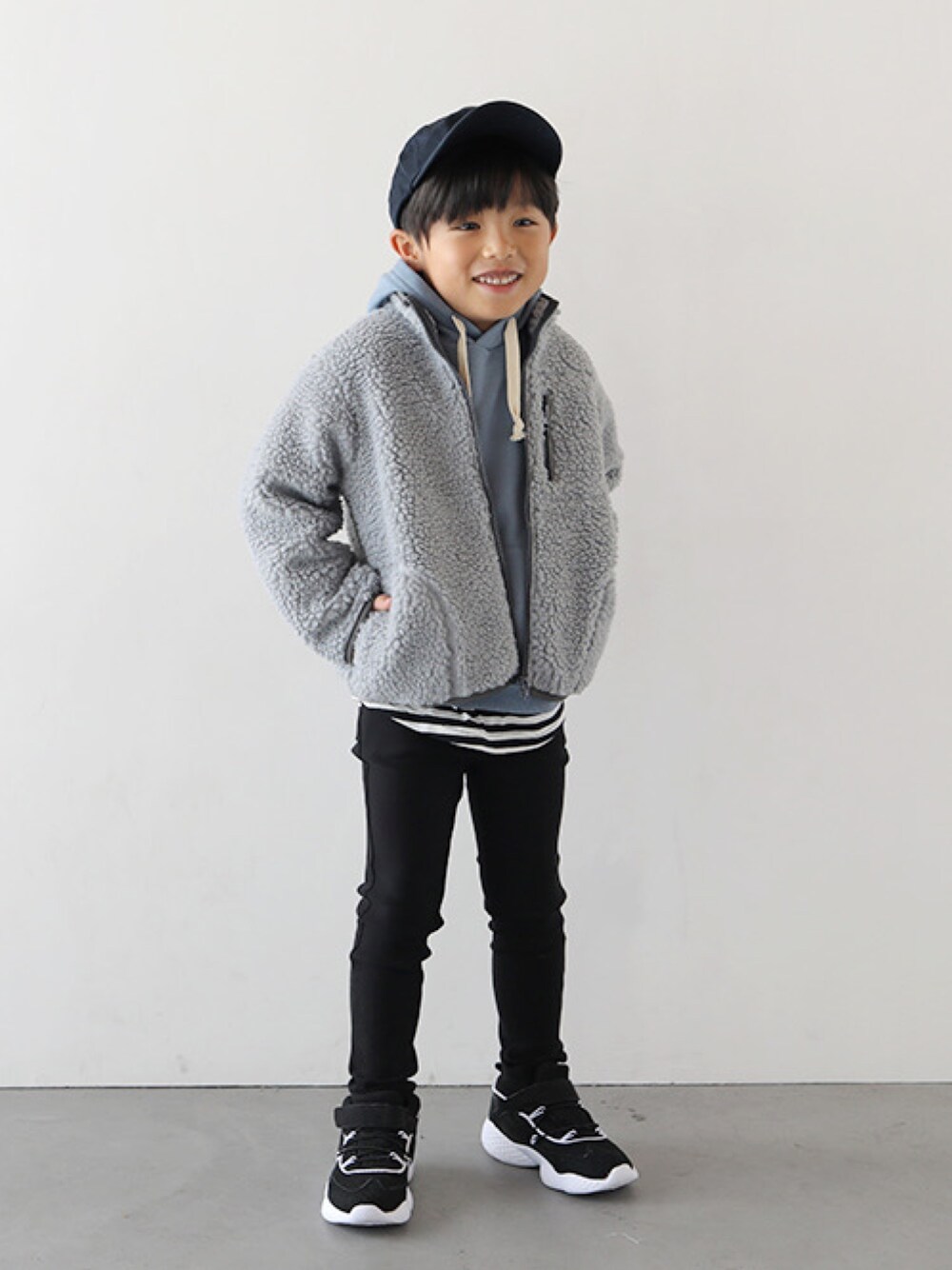 「ブルーコーデ、ブルーグレー、寒色系、プチプラ、キッズファッション、キッズコーデ、男の子コーデ、T2、T>>2」｜「T>>2のツイルキャップ（キャップ、ブルー系）」を使った、T>>2(ティーツー)さん（キッズ・110cm）の冬コーディネートの1枚目の写真
