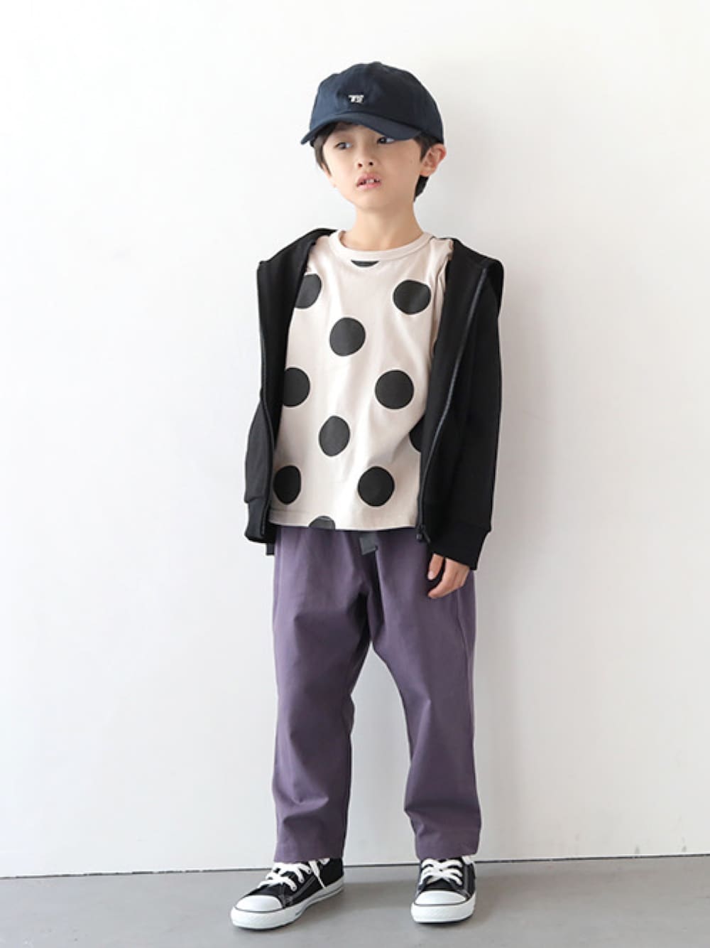 「ドット、重ね着、カラーパンツ、プチプラ、キッズコーデ、キッズファッション、子供服、T2、T>>2」｜「T>>2のツイルキャップ（キャップ、ブルー系）」を使った、T>>2(ティーツー)さん（キッズ・120cm）の冬コーディネートの1枚目の写真