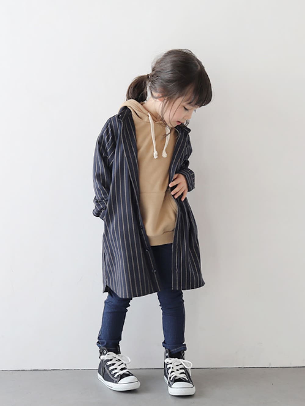 「シャツワンピース、重ね着、プチプラ、キッズファッション、キッズコーデ、私の推しブランド、T2、T>>2」｜「T>>2の裏毛無地カラーパーカートレーナー（パーカー、ブラウン系）」を使った、T>>2(ティーツー)さん（キッズ・110cm）の冬コーディネートの1枚目の写真