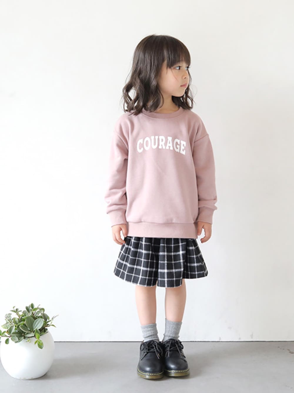 「トレーナー、ロゴトレーナー、キュロット、チェック、プチプラ、キッズファッション、キッズコーデ、私の推しブランド、T2、T>>2」｜「T>>2のプリントトレーナー（スウェット、ピンク系）」を使った、T>>2(ティーツー)さん（キッズ・110cm）の冬コーディネートの1枚目の写真