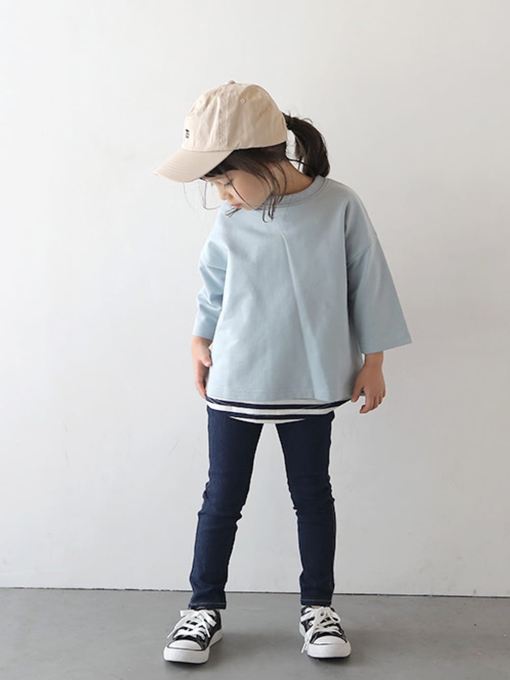 「重ね着、春コーデ、春物、プチプラ、キッズファッション、キッズコーデ、T2、T>>2」｜「T>>2のツイルキャップ（キャップ、ベージュ系）」を使った、T>>2(ティーツー)さん（キッズ・110cm）の冬コーディネートの1枚目の写真