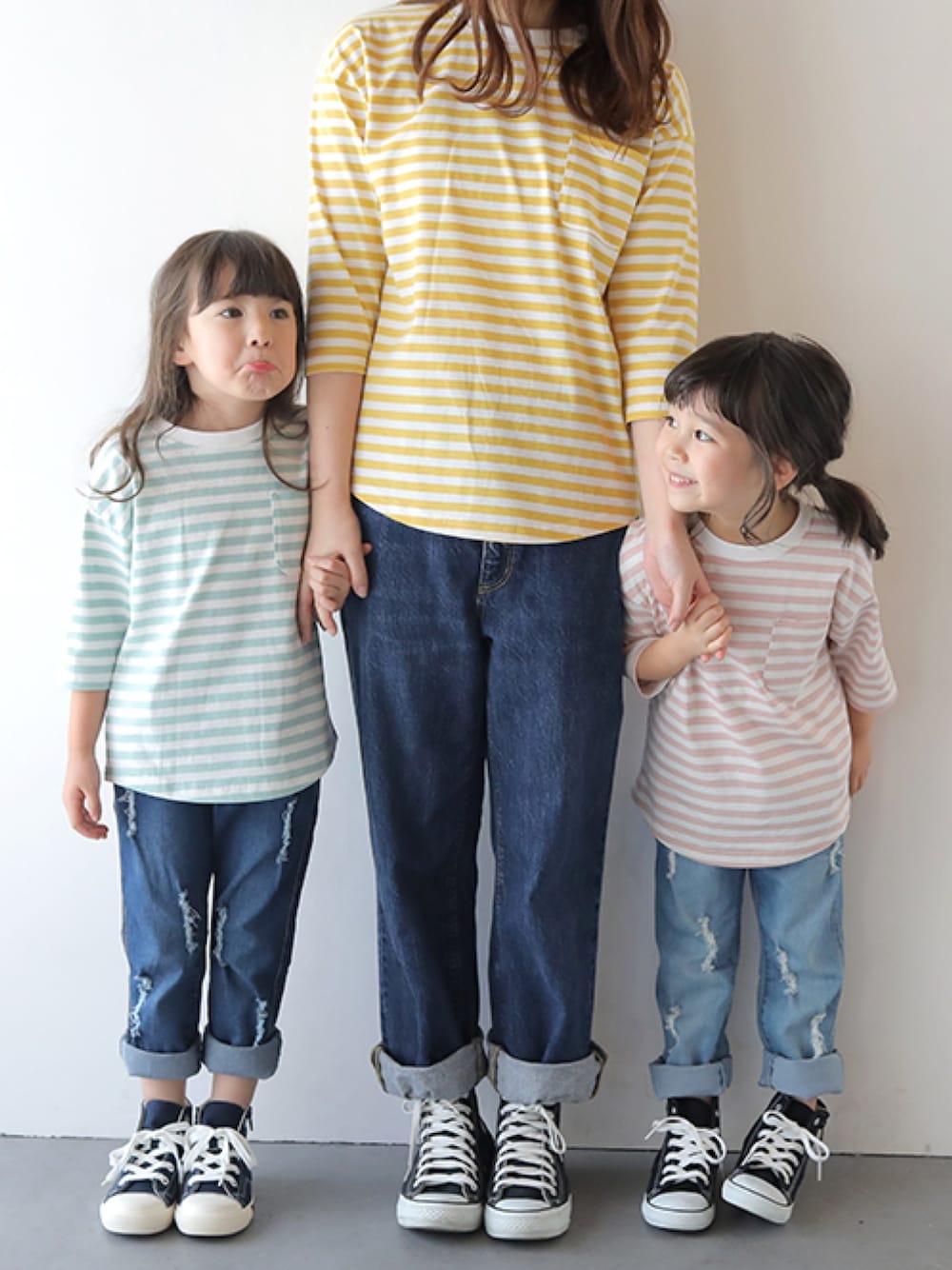 「ボーダー、ボーダーTシャツ、春コーデ、親子でおそろい、親子コーデ、ペアルック、リンクコーデ、T2、T>>2、T2の親子コーデ」｜「T>>2のボーダー七分袖Tシャツ（Tシャツ/カットソー、イエロー系）」を使った、T>>2(ティーツー)さん（キッズ・110cm）の冬コーディネートの1枚目の写真