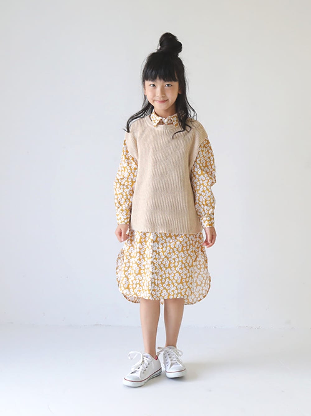 「シャツワンピース、花柄、花柄ワンピース、ニットベスト×ワンピース、ニットベスト、プチプラ、キッズファッション、キッズコーデ、T2、T>>2」｜「T>>2のニットベスト（ベスト、ベージュ系）」を使った、T>>2(ティーツー)さん（キッズ・130cm）の春コーディネートの1枚目の写真