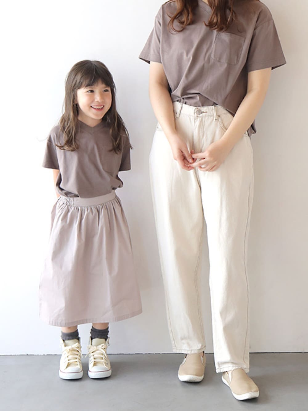 「くすみカラー、Tシャツ、親子でおそろい、親子コーデ、ペアルック、プチプラ、キッズファッション、T2、T>>2、T2の親子コーデ」｜「T>>2のVネック半袖Tシャツ（Tシャツ/カットソー、ブラウン系）」を使った、T>>2(ティーツー)さん（キッズ・110cm）の春コーディネートの1枚目の写真
