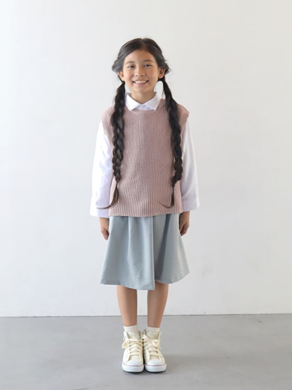 「春コーデ、春色、シャツ×ベスト、女の子、プチプラ、プチプラコーデ、キッズファッション、キッズコーデ、T2、T>>2」｜「T>>2のニットベスト（ベスト、ピンク系）」を使った、T>>2(ティーツー)さん（キッズ・120cm）の冬コーディネートの1枚目の写真