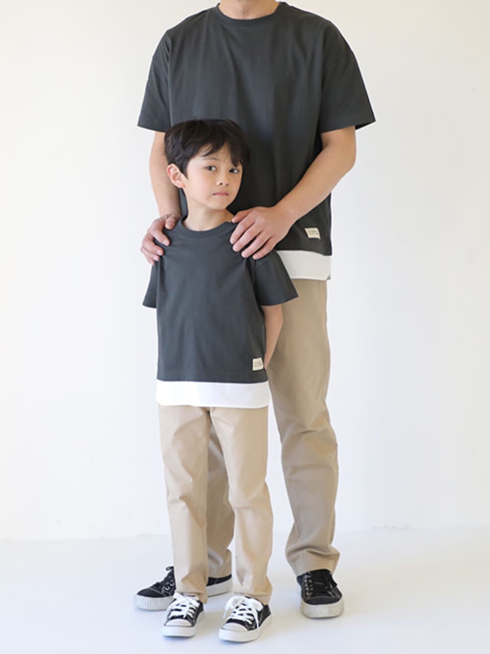「重ね着風、パパとお揃い、ペアルック、親子コーデ、リンクコーデ、Tシャツ、T>>2、T2の親子コーデ、T2」｜「T>>2の重ね着風Tシャツ（Tシャツ/カットソー、ブラック系）」を使った、T>>2(ティーツー)さん（キッズ・120cm）の春コーディネートの1枚目の写真