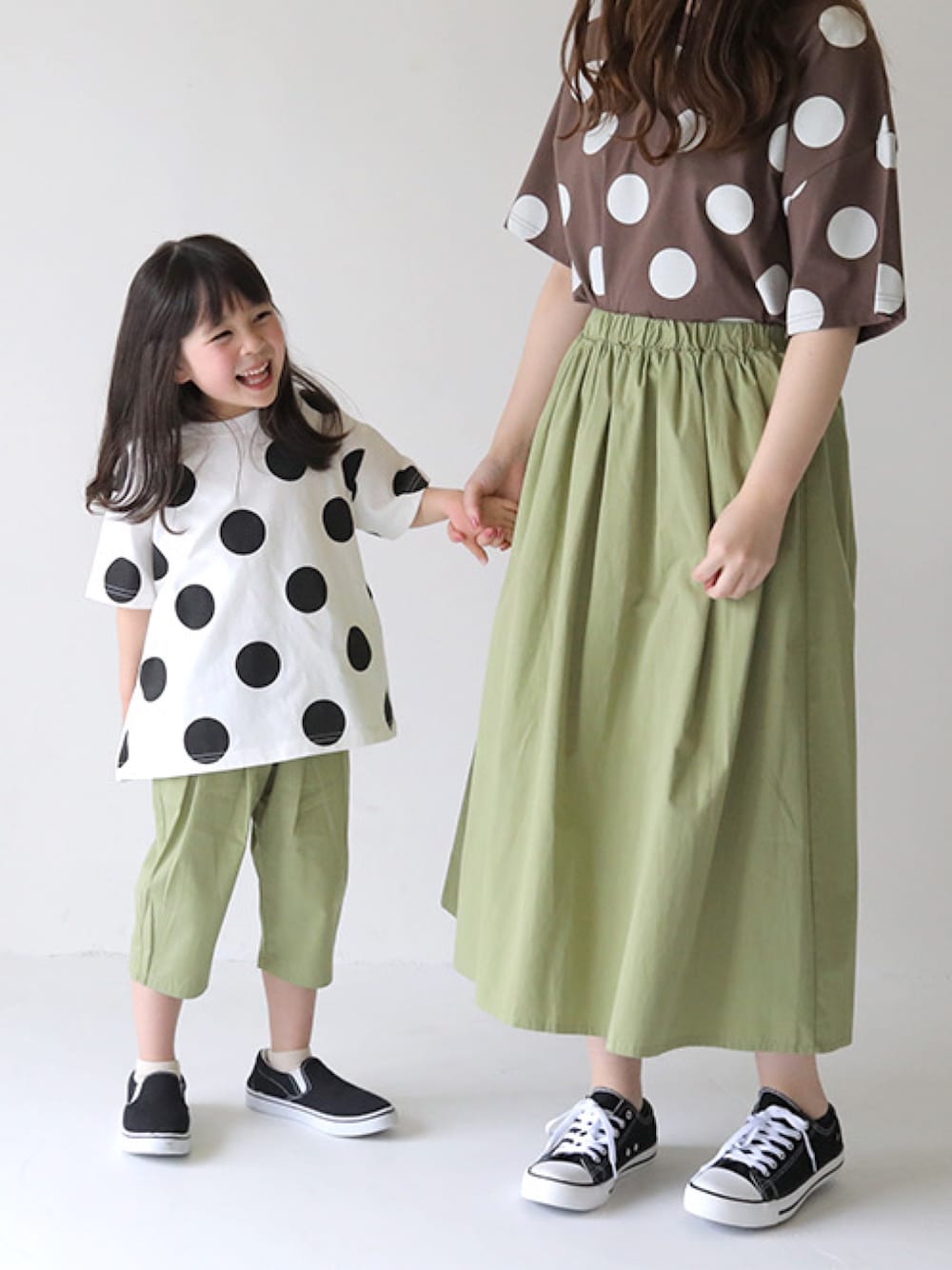 「ドット、親子コーデ、ママとお揃い、ペアルック、リンクコーデ、Tシャツ、T>>2、T2の親子コーデ、T2」｜「T>>2のドット柄半袖Tシャツ（Tシャツ/カットソー、ホワイト系）」を使った、T>>2(ティーツー)さん（キッズ・110cm）の春コーディネートの1枚目の写真