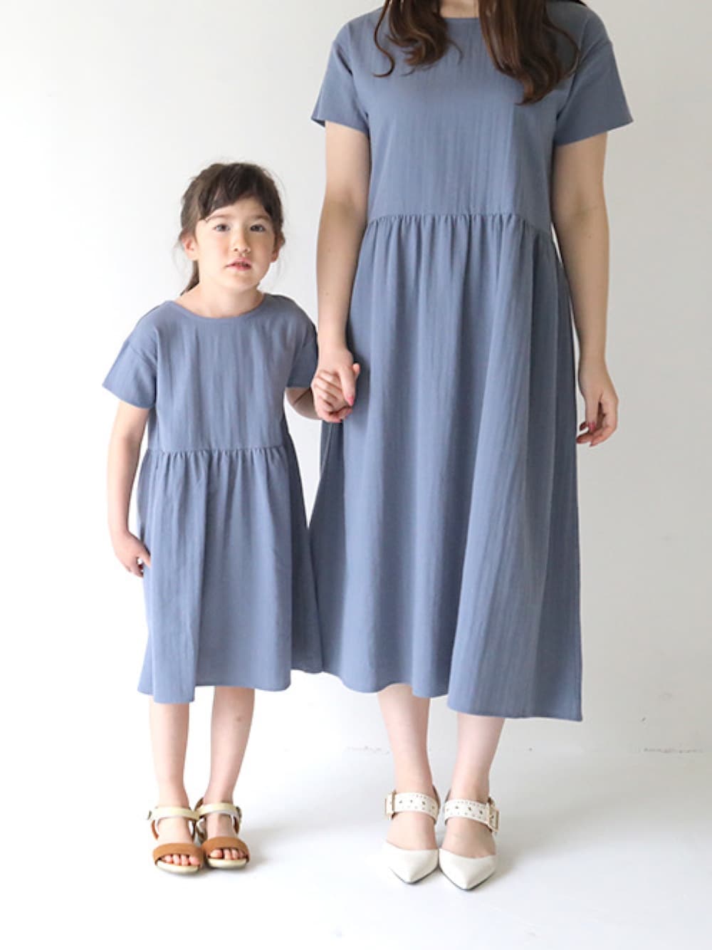 「女の子コーデ、親子コーデ、ママとお揃い、親子ペアルック、ワンピース、T>>2、T2の親子コーデ、T2」｜「T>>2のシンプルワンピース（ワンピース、ブルー系）」を使った、T>>2(ティーツー)さん（キッズ・120cm）の春コーディネートの1枚目の写真