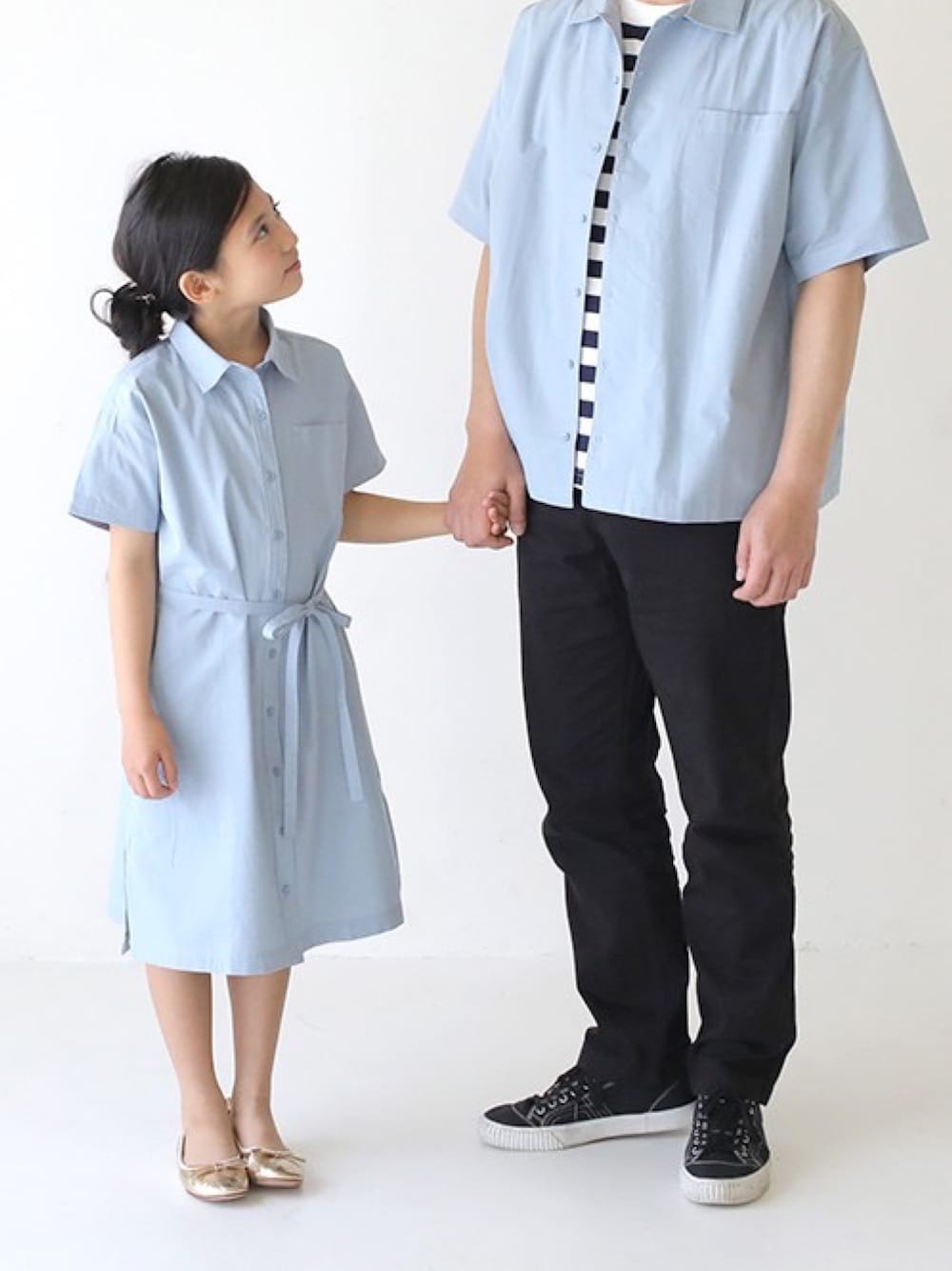 「親子リンク、リンクコーデ、親子コーデ、シャツワンピ、シャツスタイル、ブルーコーデ、T>>2、T2、T2の親子コーデ」｜「T>>2の半袖シャツワンピース（ワンピース、ブルー系）」を使った、T>>2(ティーツー)さん（キッズ・123cm）の夏コーディネートの1枚目の写真