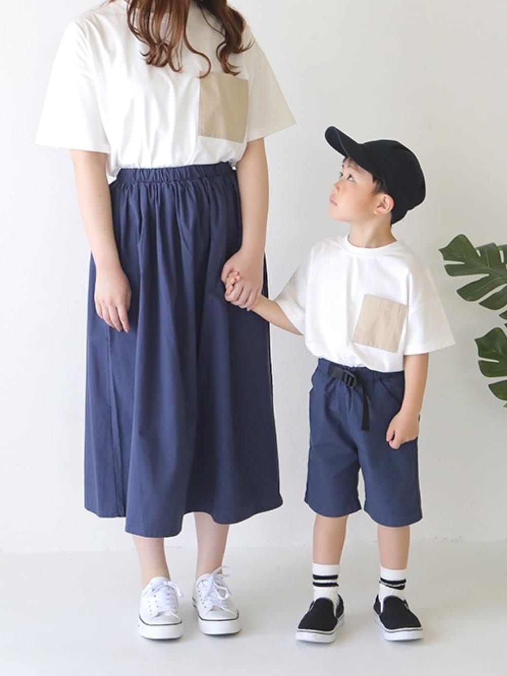 「Tシャツ、親子コーデ、ママ＆息子、おそろいコーデ、ペアルック、異素材、ポケットＴシャツ、T2、T2の親子コーデ、T>>2」｜「T>>2の異素材ポケットTシャツ　大人サイズ（Tシャツ/カットソー、ホワイト系）」を使った、T>>2(ティーツー)さん（キッズ・110cm）の夏コーディネートの1枚目の写真