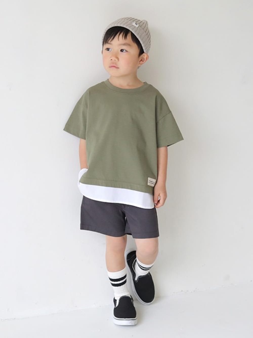「重ね着、重ね着風、人気アイテム、カーキ、Tシャツ、プチプラ、キッズファッション、キッズコーデ、T2、T>>2」｜「T>>2の重ね着風Tシャツ（Tシャツ/カットソー、グリーン系）」を使った、T>>2(ティーツー)さん（キッズ・110cm）の夏コーディネートの1枚目の写真