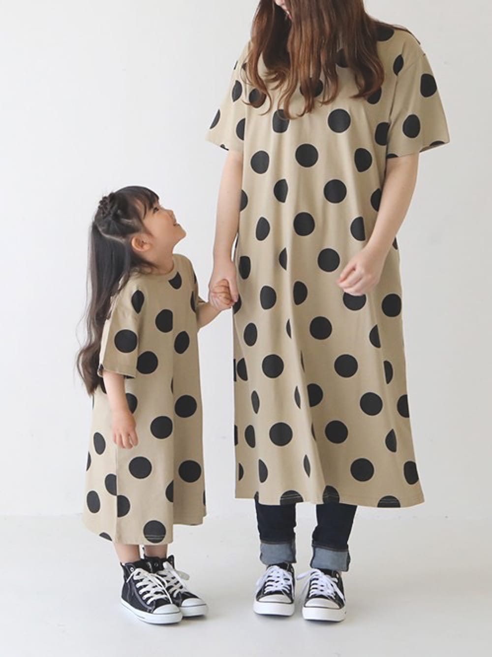 「ドット、ドットワンピ、タピオカ、ワンピース、親子コーデ、ペアルック、プチプラ、T2、T>>2、T2の親子コーデ」｜「T>>2のドット柄ワンピース　大人サイズ（ワンピース、ベージュ系）」を使った、T>>2(ティーツー)さん（キッズ・110cm）の夏コーディネートの1枚目の写真