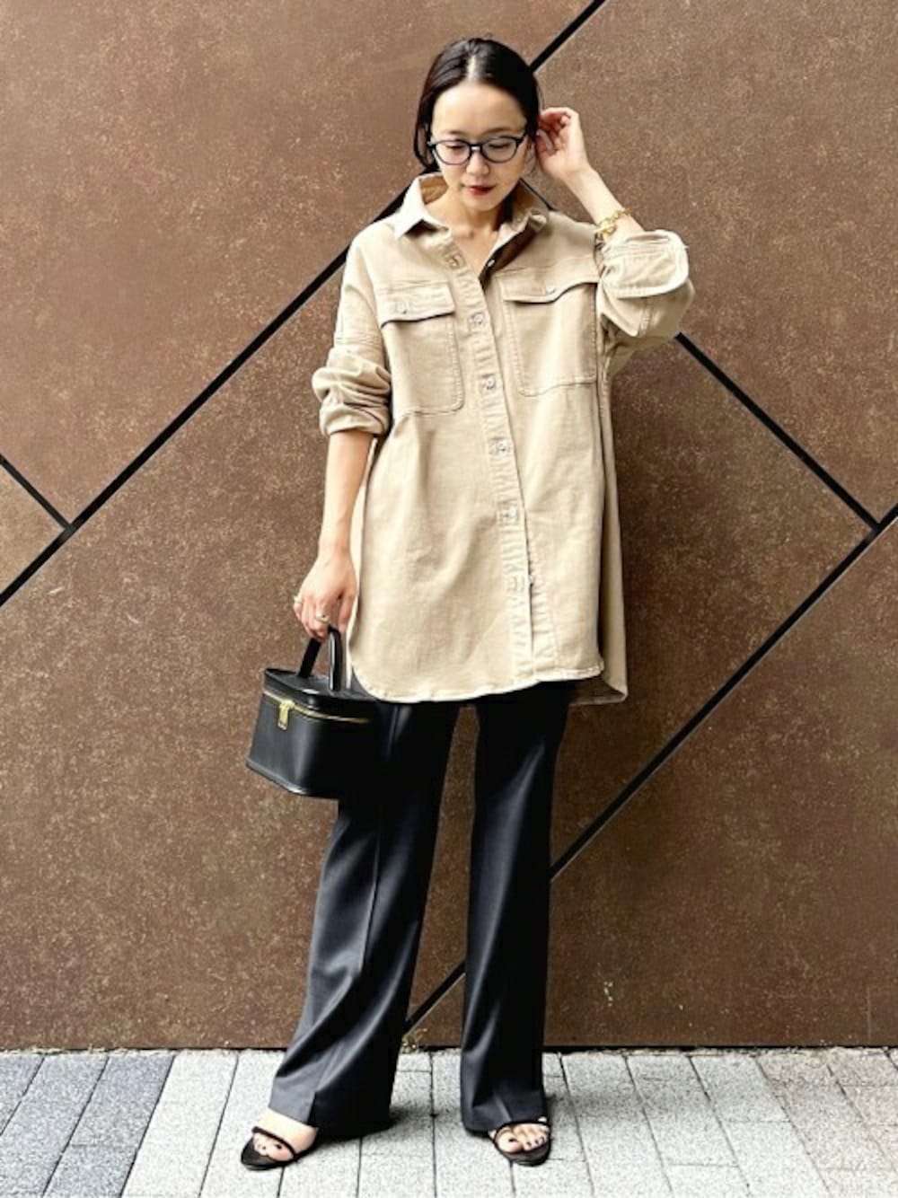ベージュ系のシャツ/ブラウス、グレー系のその他パンツ、ブラック系のハンドバッグを着用したレディースの秋コーディネートの1枚目の写真