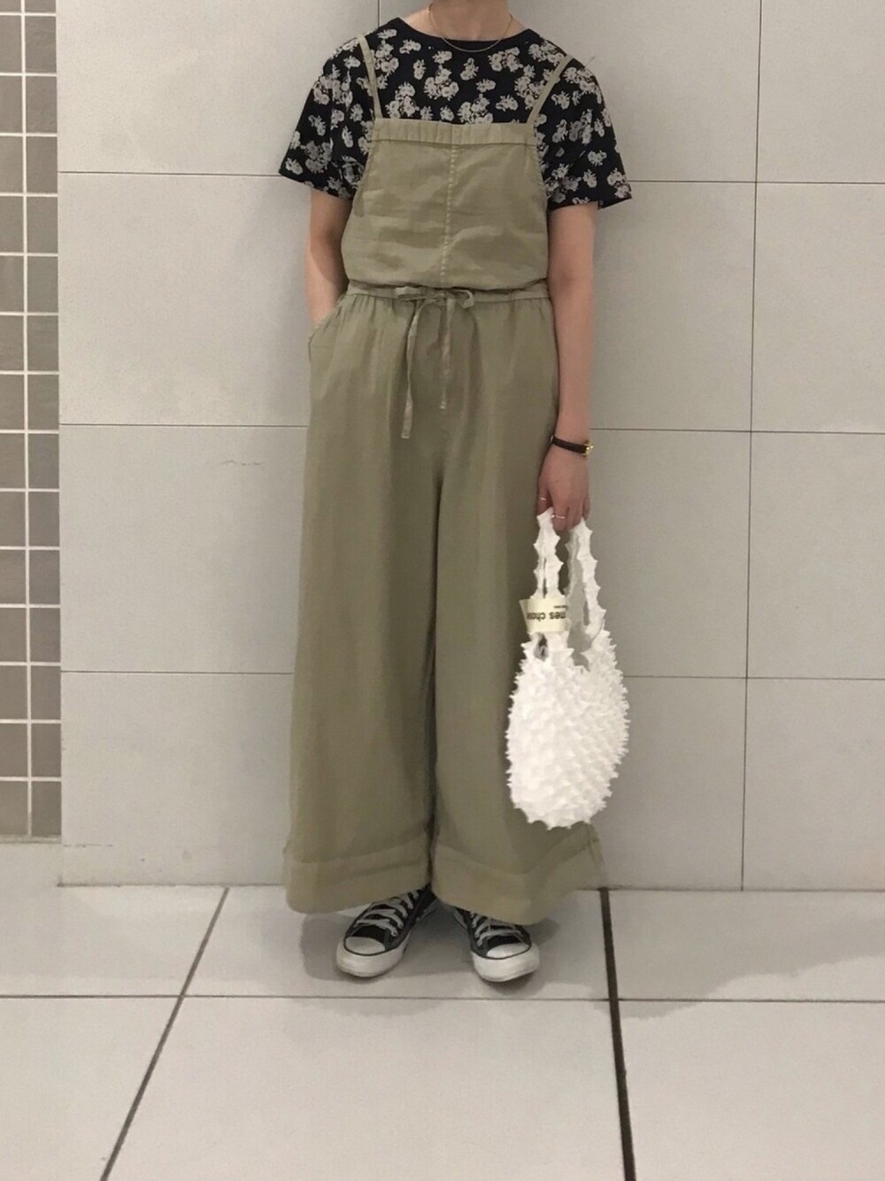 ブラック系のTシャツ/カットソー、ベージュ系のサロペット/オーバーオール、ホワイト系のエコバッグ/サブバッグを着用したレディースの春コーディネートの1枚目の写真