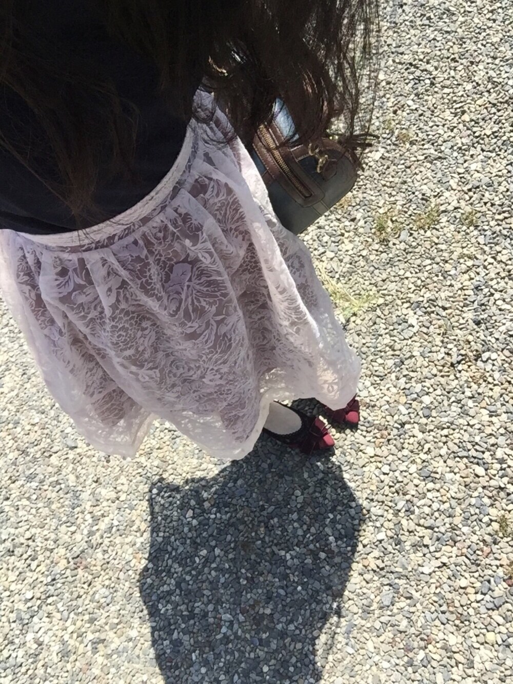 ブルー系のシャツ/ブラウス、グリーン系のボストンバッグ、レッド系のスカートを着用したレディースの秋コーディネートの1枚目の写真