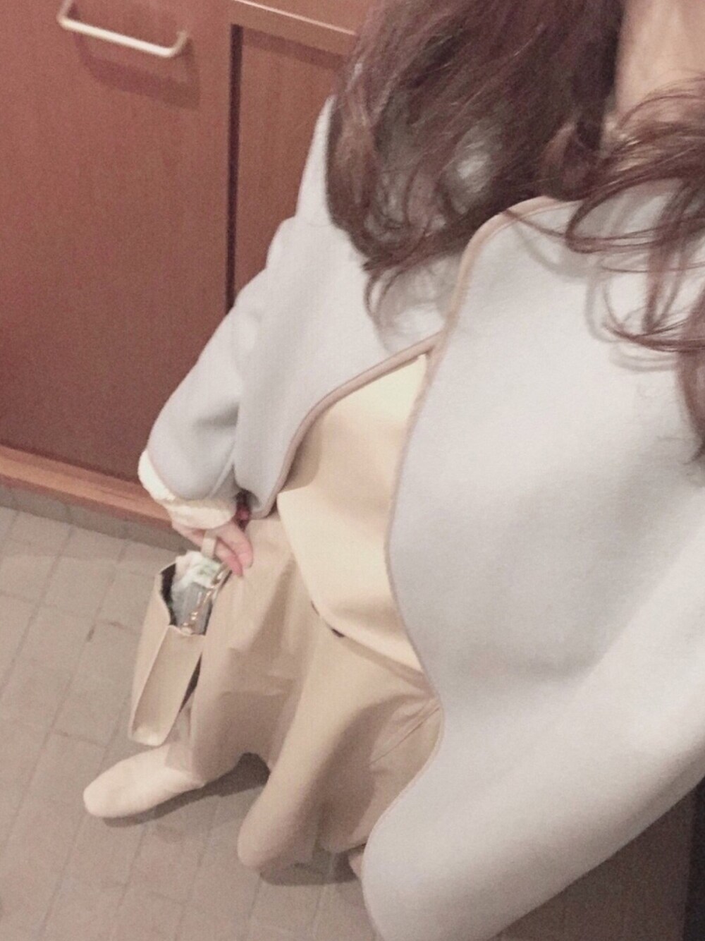「レザー、淡色コーデ、ミントグリーン、パイピングコート、レザースカート、ベージュ、スクエアトゥ、ショートブーツ、スクエアバッグ、春めきシューズ」｜「no brandのアイテム（スカート、ベージュ系）」を使った、翡翠さん（レディース・162cm）の春コーディネートの1枚目の写真