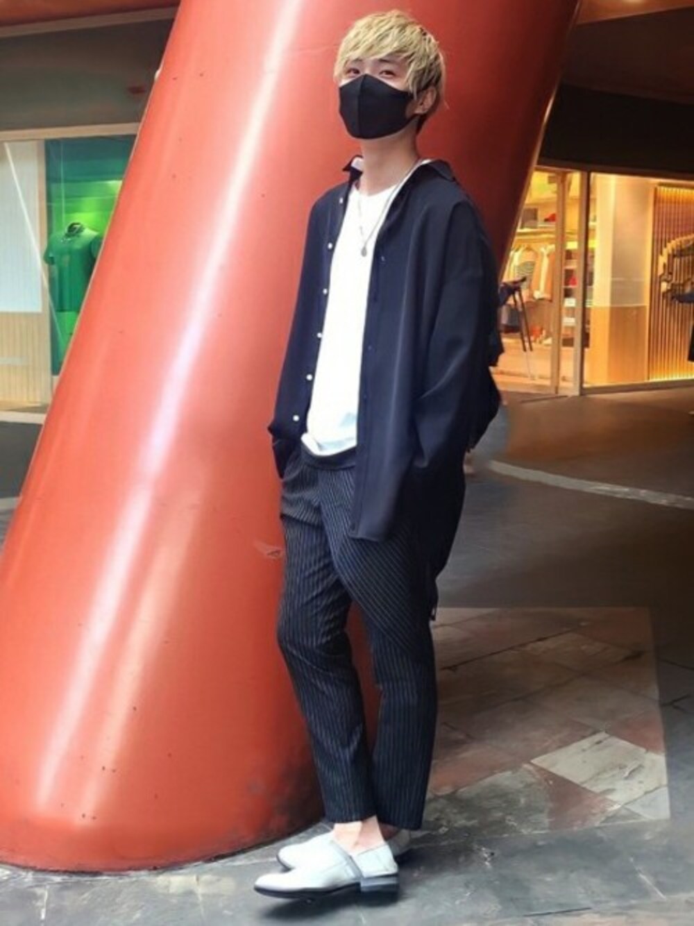 グレー系のスリッポン、ブラック系のその他パンツ、ホワイト系のTシャツ/カットソーを着用したメンズの春コーディネートの1枚目の写真