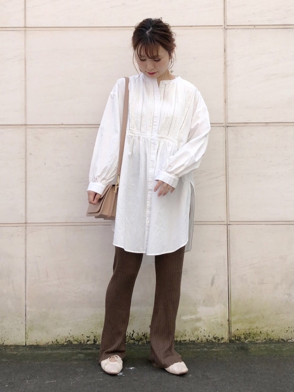 「ショルダーバッグ、リブパンツ、大人カジュアル、ニットパンツ、パンツスタイル、ストレートパンツ、シンプルコーデ、シャツスタイル、ブラウンパンツ、チュニックシャツ」｜「Crispのヴィンテージドレスシャツチュニック（チュニック、ホワイト系）」を使った、ねねさん（レディース・155cm）の夏コーディネートの1枚目の写真
