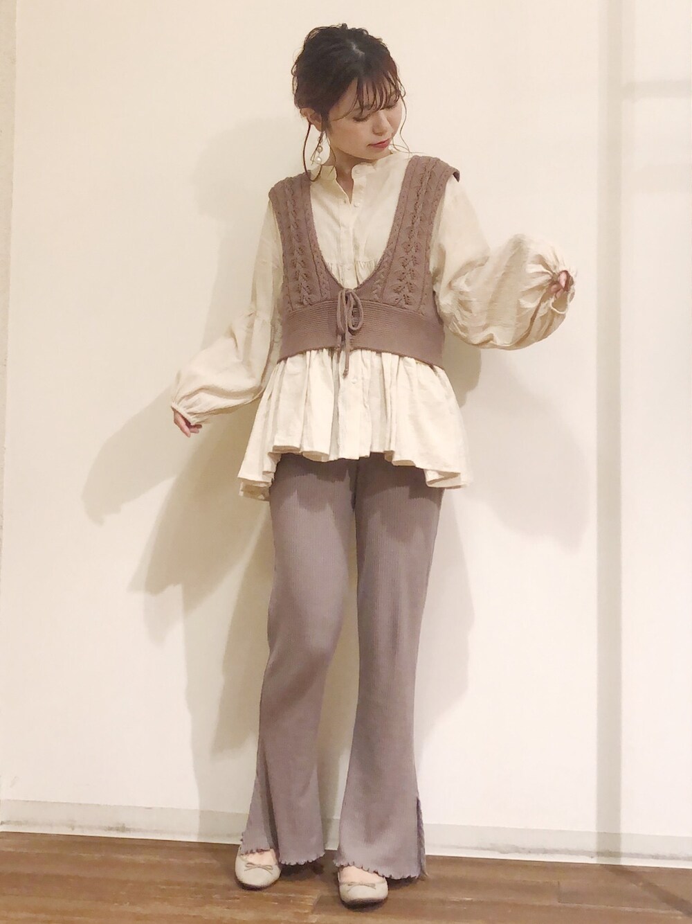 「リブパンツ、レイヤードスタイル、同系色コーデ、フレアパンツ、ティアード、くすみカラー、秋コーデ、ニットビスチェ、ティアードブラウス、秋服準備はじめました」｜「Crispのティアードブラウス（シャツ/ブラウス、ベージュ系）」を使った、ねねさん（レディース・155cm）の秋コーディネートの1枚目の写真