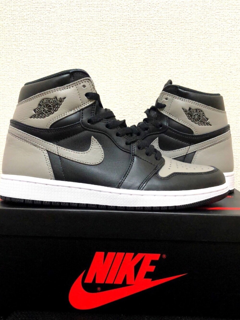 「jordan 1 、アトモス、atmos、シャドー、ドレスコード、aj1」｜「AIR JORDANのアイテム（スニーカー、グレー系）」を使った、Pomさん（メンズ・165cm）の春コーディネートの1枚目の写真