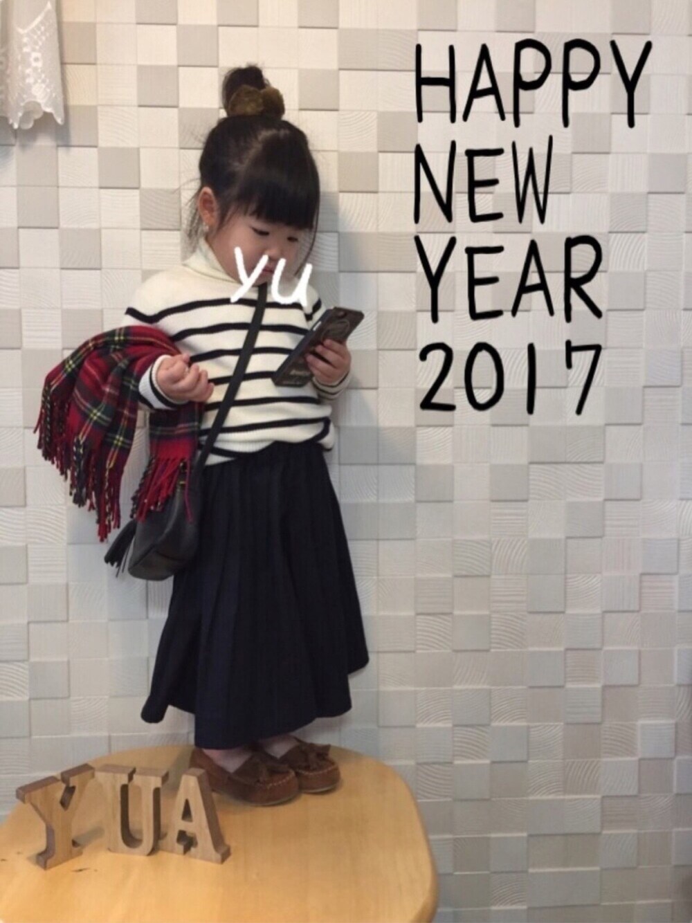 ブルー系のその他パンツ、イエロー系のモカシン/デッキシューズ、ブラック系のショルダーバッグを着用したキッズの冬コーディネートの1枚目の写真